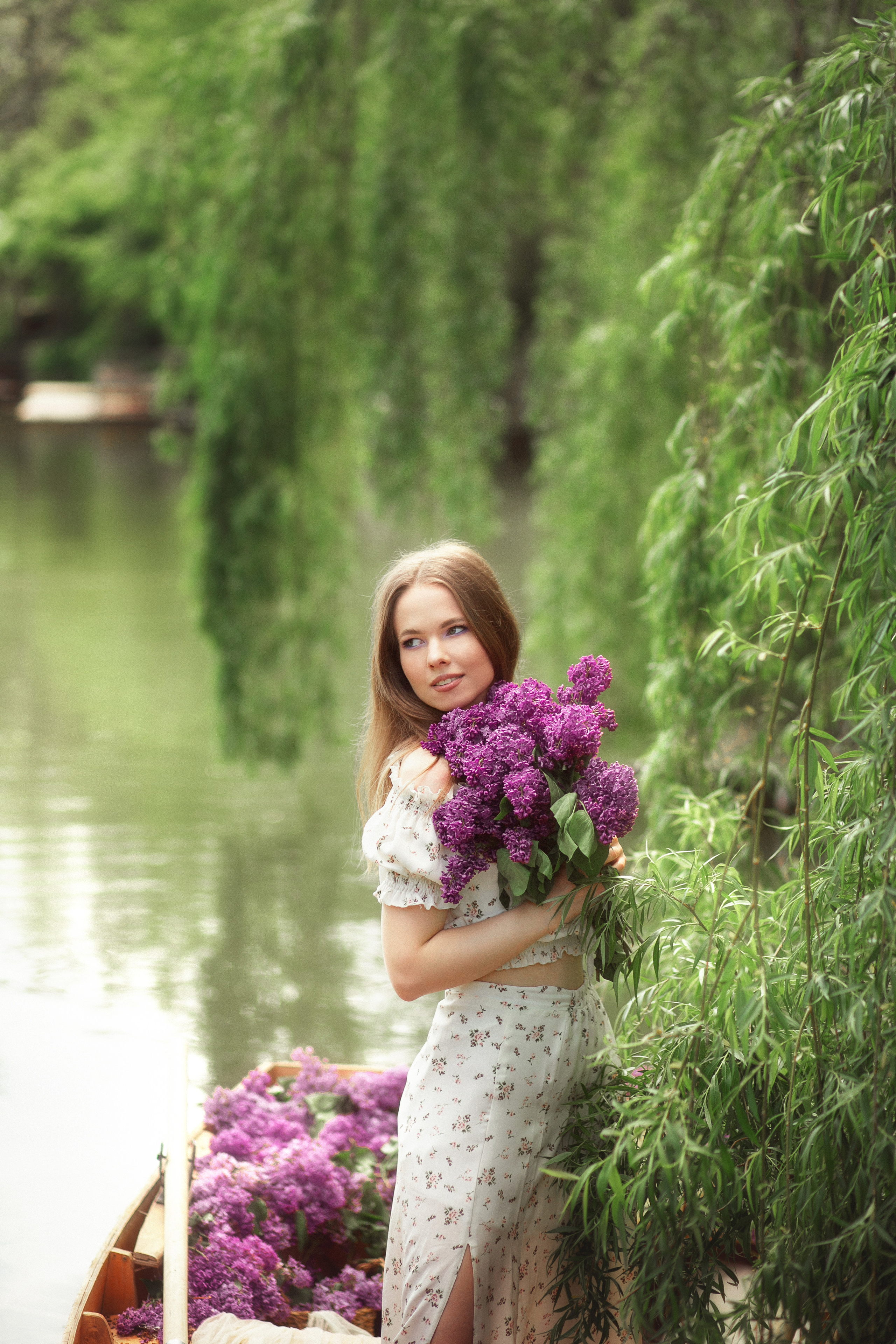 Даша в лодке с сиренью. Свадебный и семейный фотограф  Новочеркасск Виктория Литвиненко