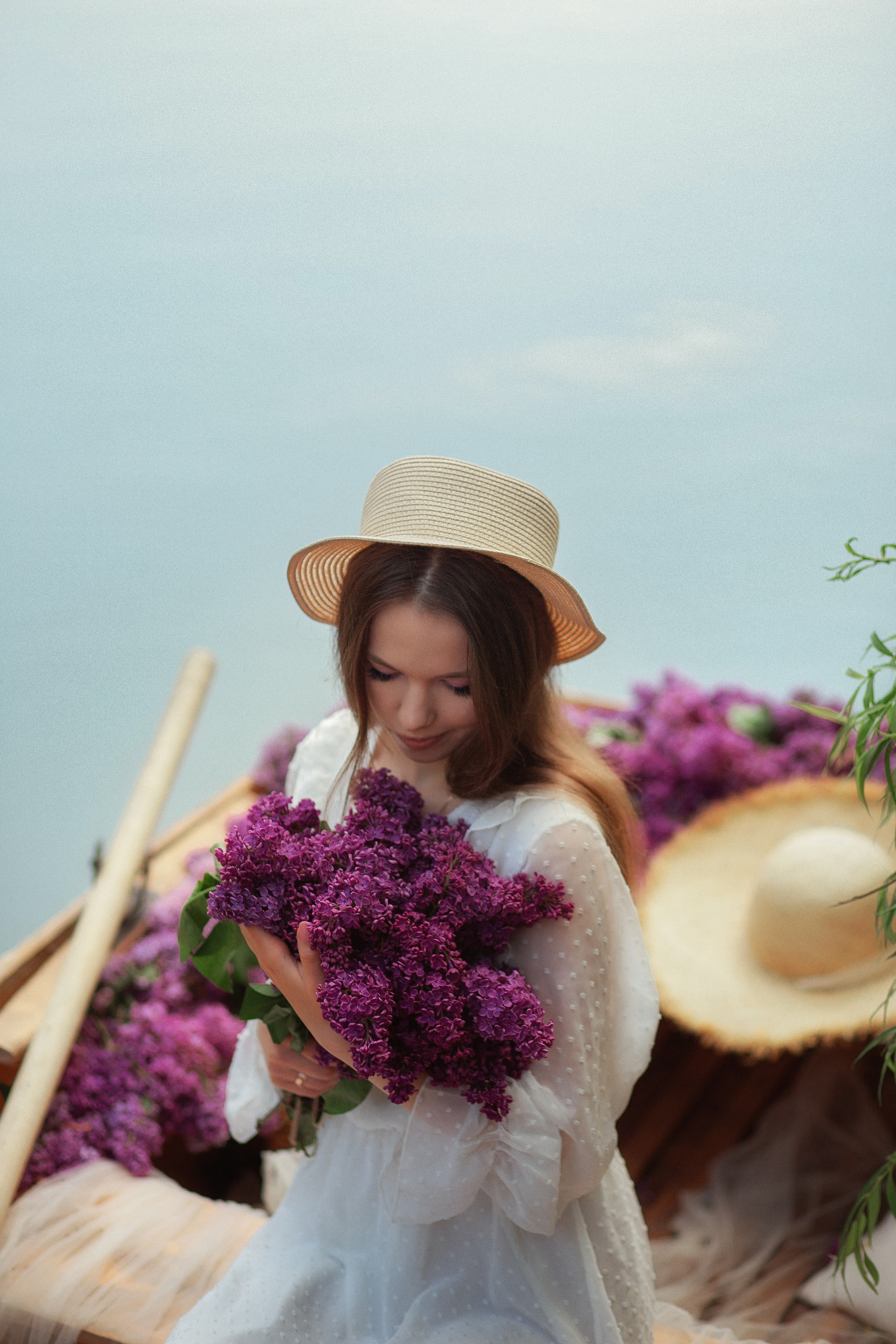 Даша в лодке с сиренью. Свадебный и семейный фотограф  Новочеркасск Виктория Литвиненко