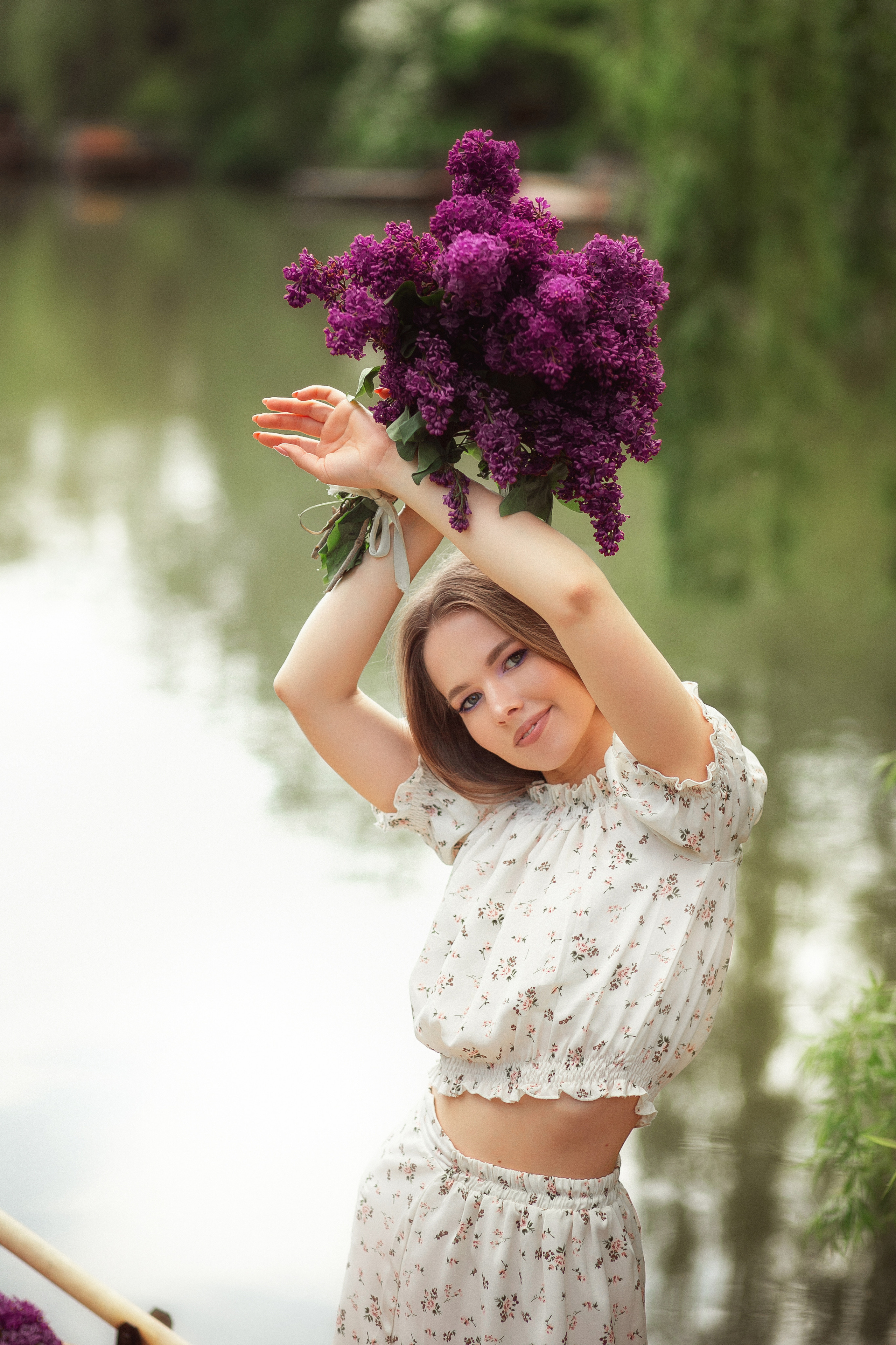 Даша в лодке с сиренью. Свадебный и семейный фотограф  Новочеркасск Виктория Литвиненко