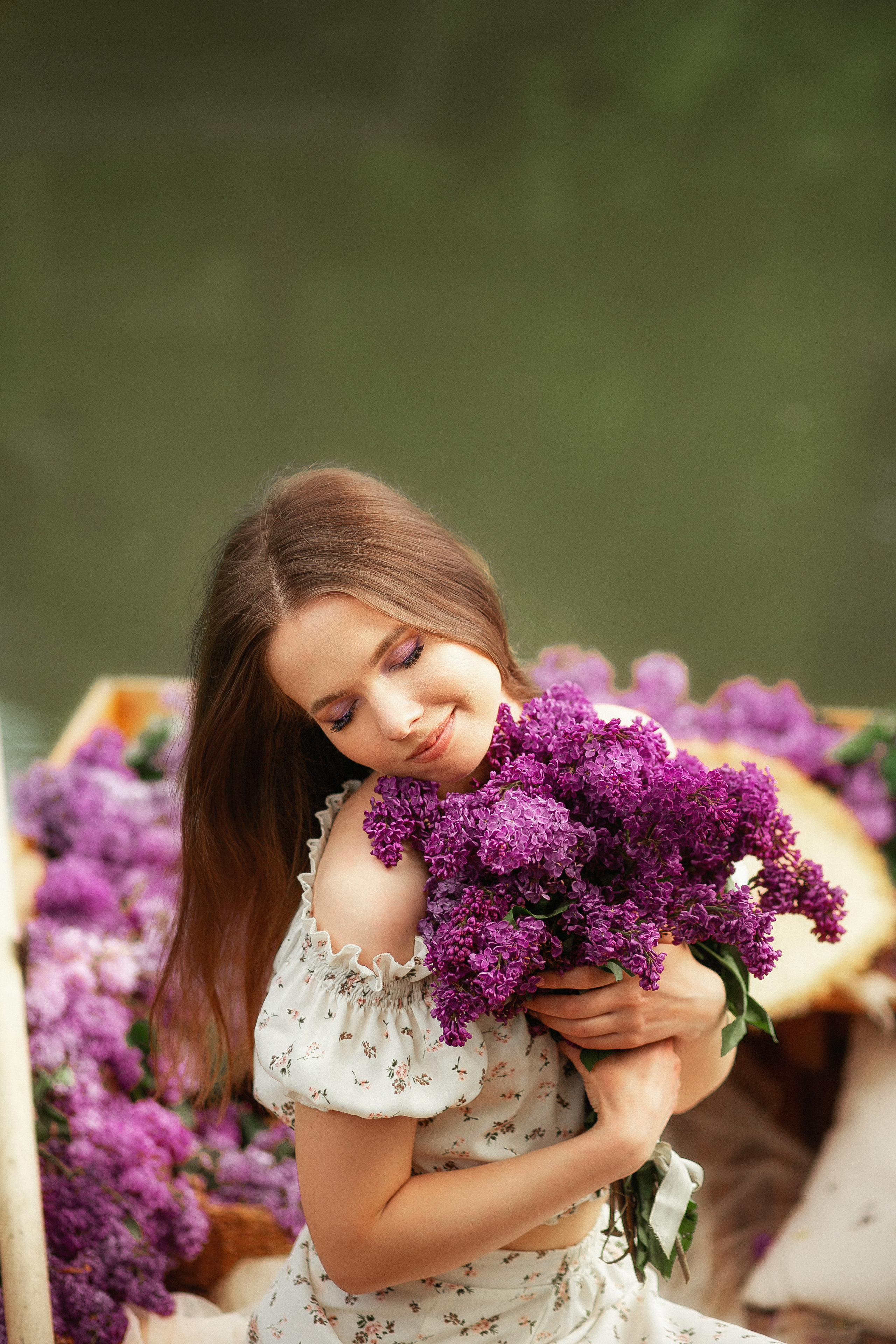 Даша в лодке с сиренью. Свадебный и семейный фотограф  Новочеркасск Виктория Литвиненко