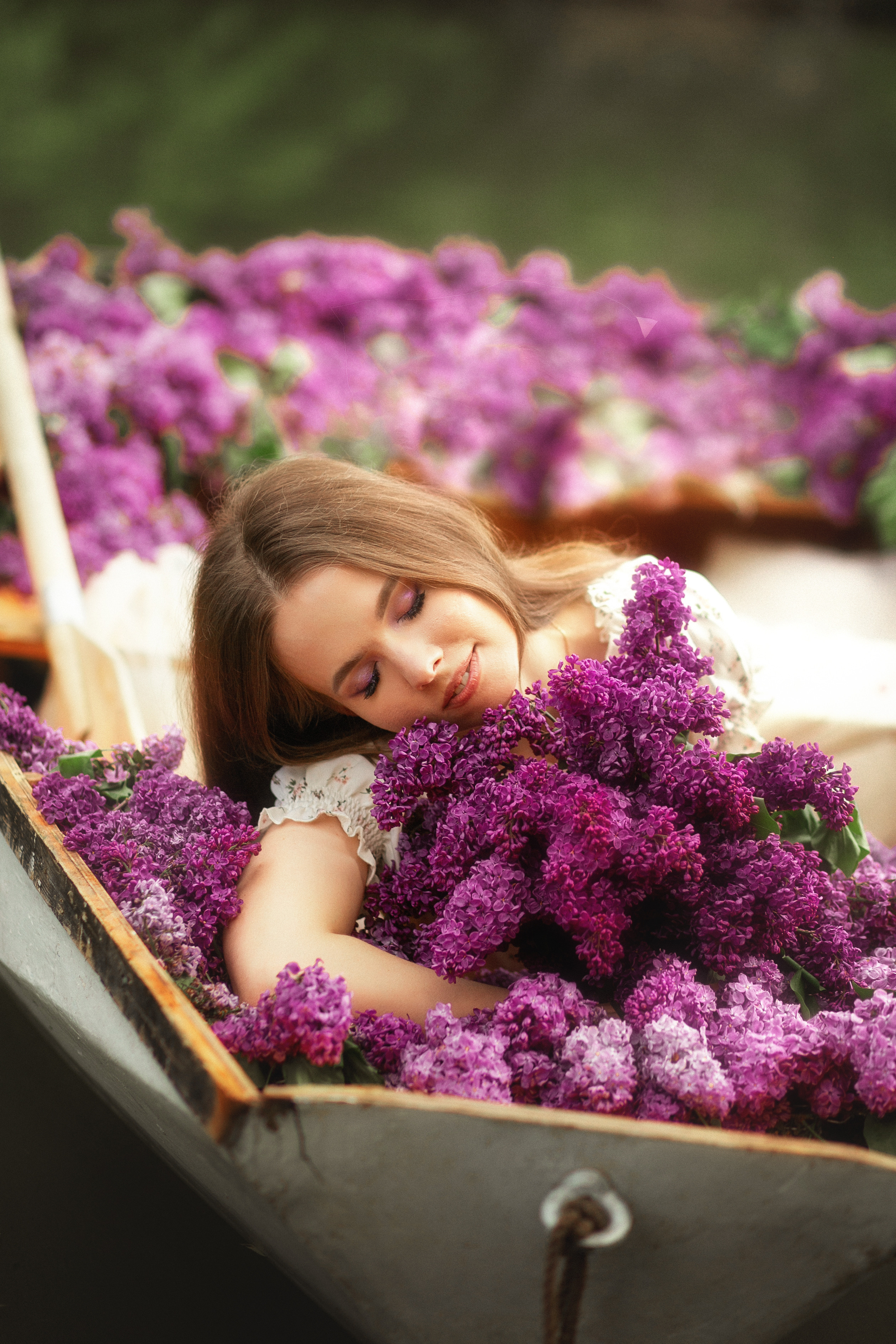 Даша в лодке с сиренью. Свадебный и семейный фотограф  Новочеркасск Виктория Литвиненко