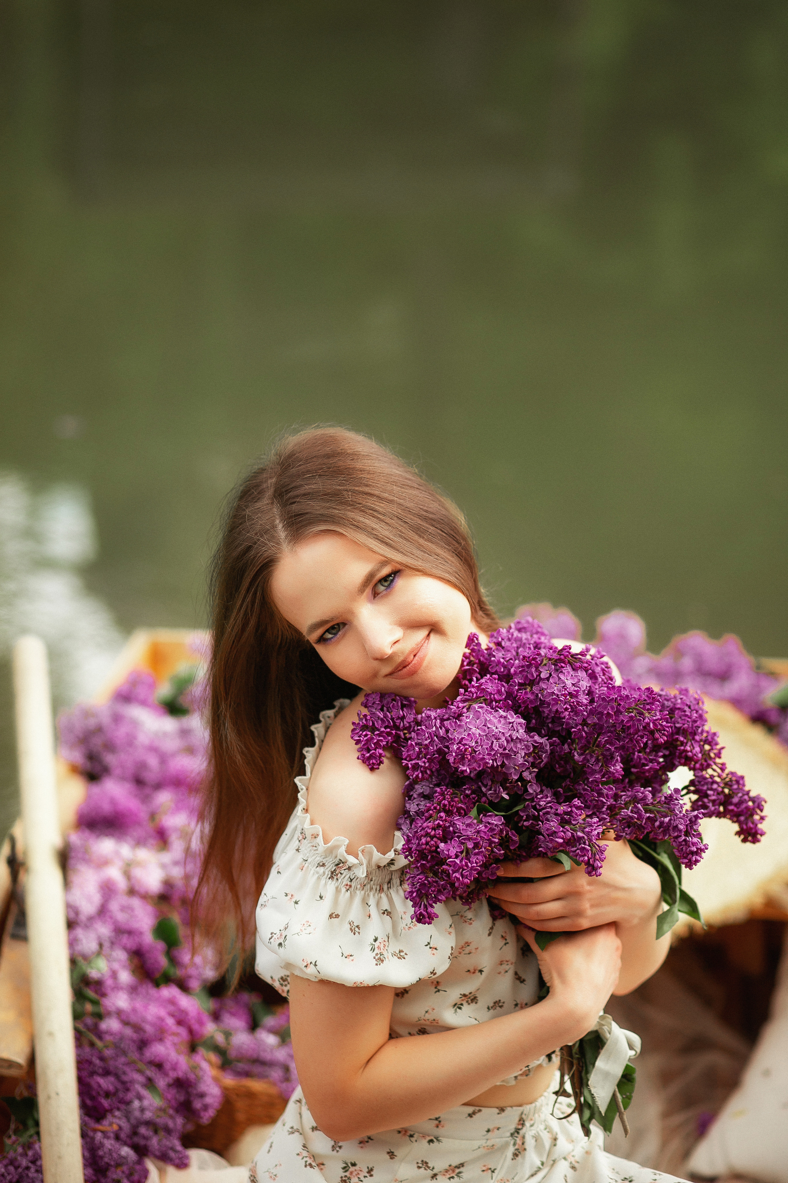 Даша в лодке с сиренью. Свадебный и семейный фотограф  Новочеркасск Виктория Литвиненко