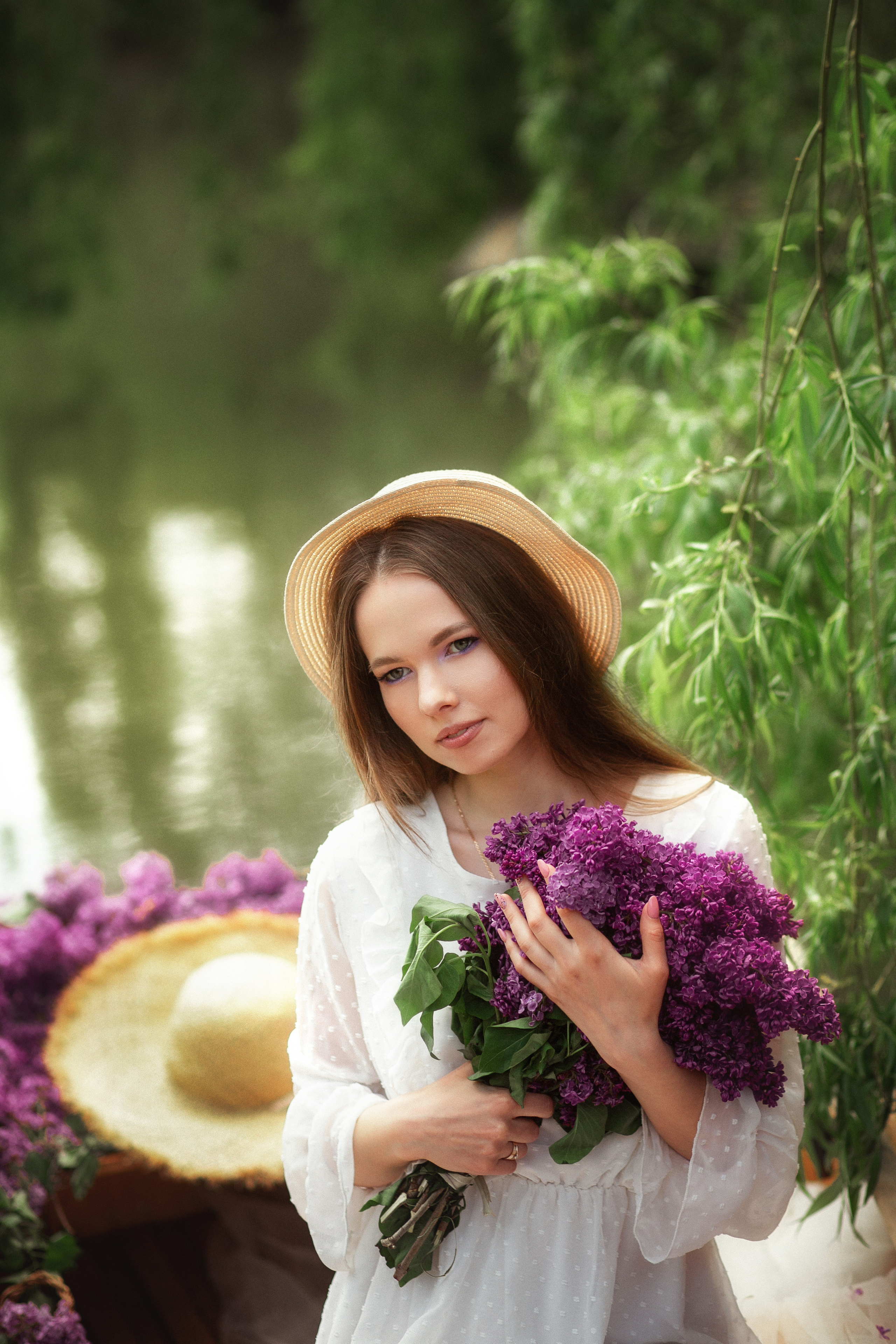 Даша в лодке с сиренью. Свадебный и семейный фотограф  Новочеркасск Виктория Литвиненко