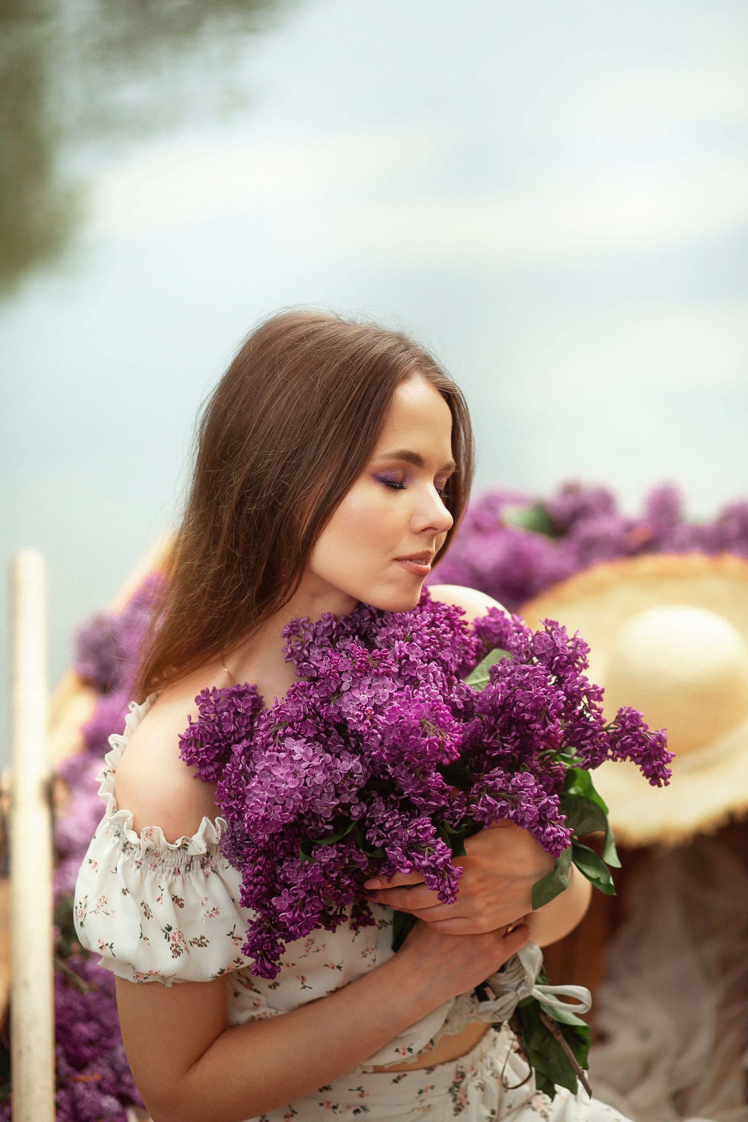 Даша в лодке с сиренью. Свадебный и семейный фотограф  Новочеркасск Виктория Литвиненко