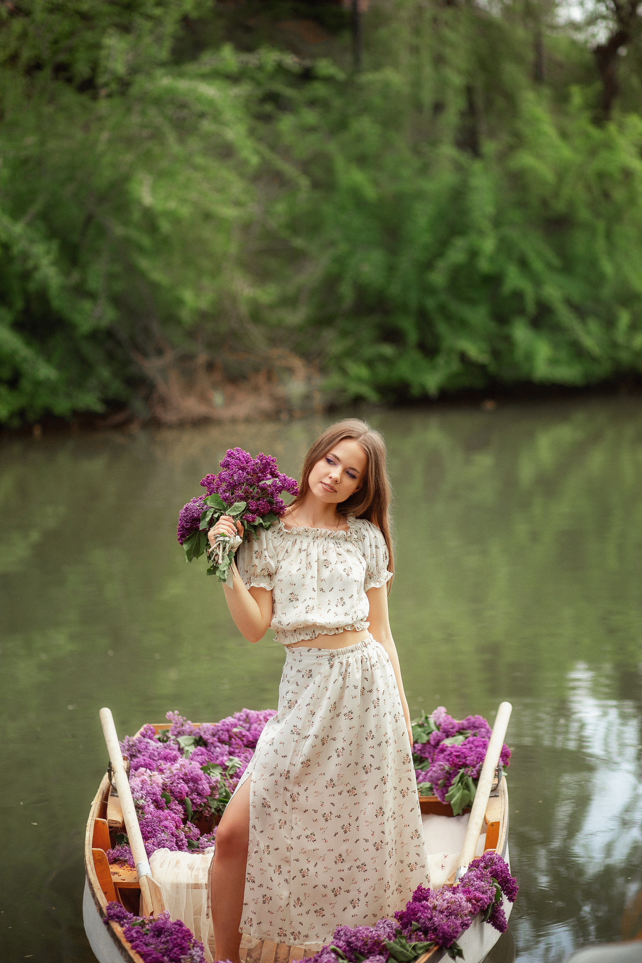 Даша в лодке с сиренью. Свадебный и семейный фотограф  Новочеркасск Виктория Литвиненко