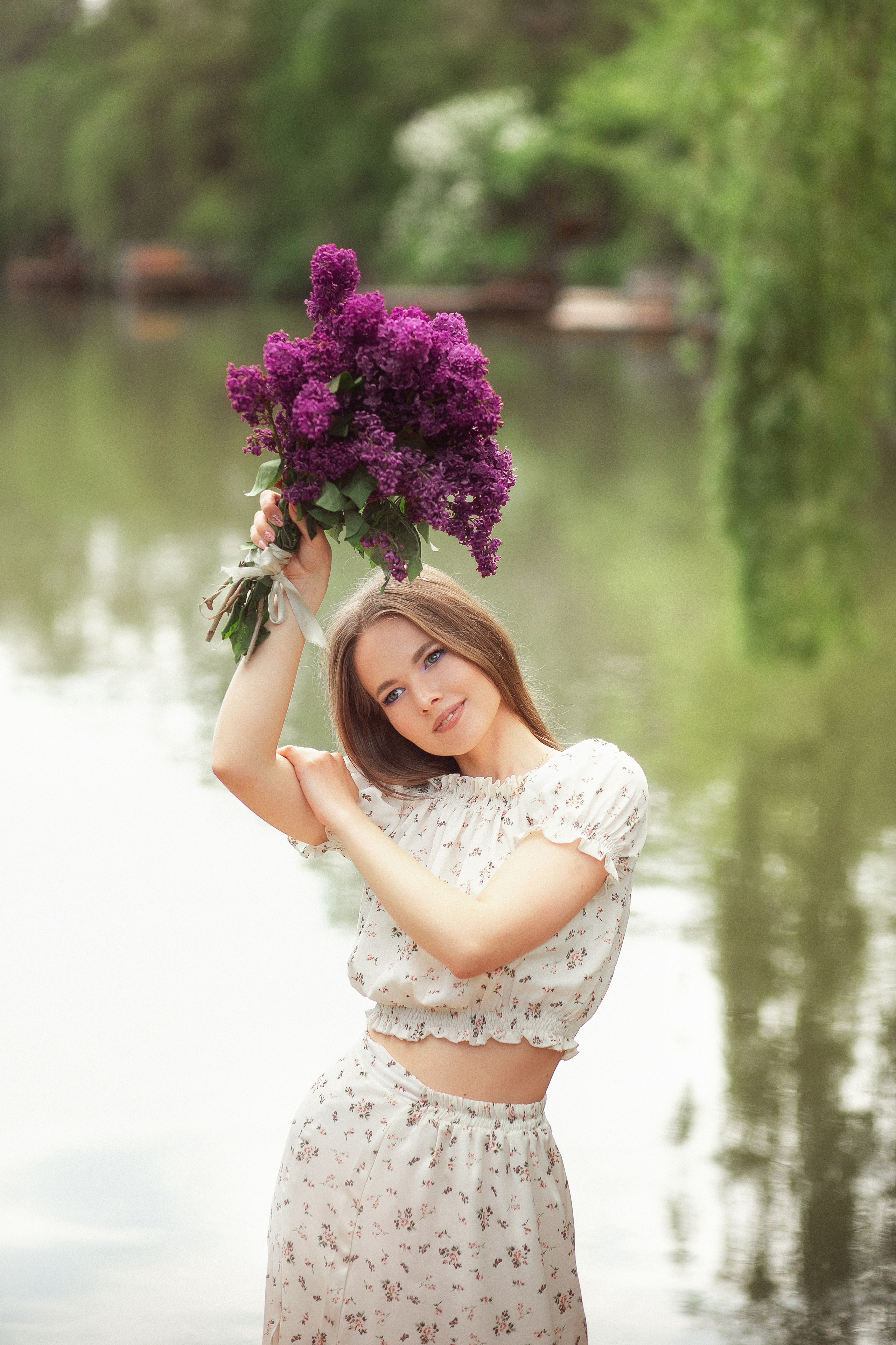 Даша в лодке с сиренью. Свадебный и семейный фотограф  Новочеркасск Виктория Литвиненко
