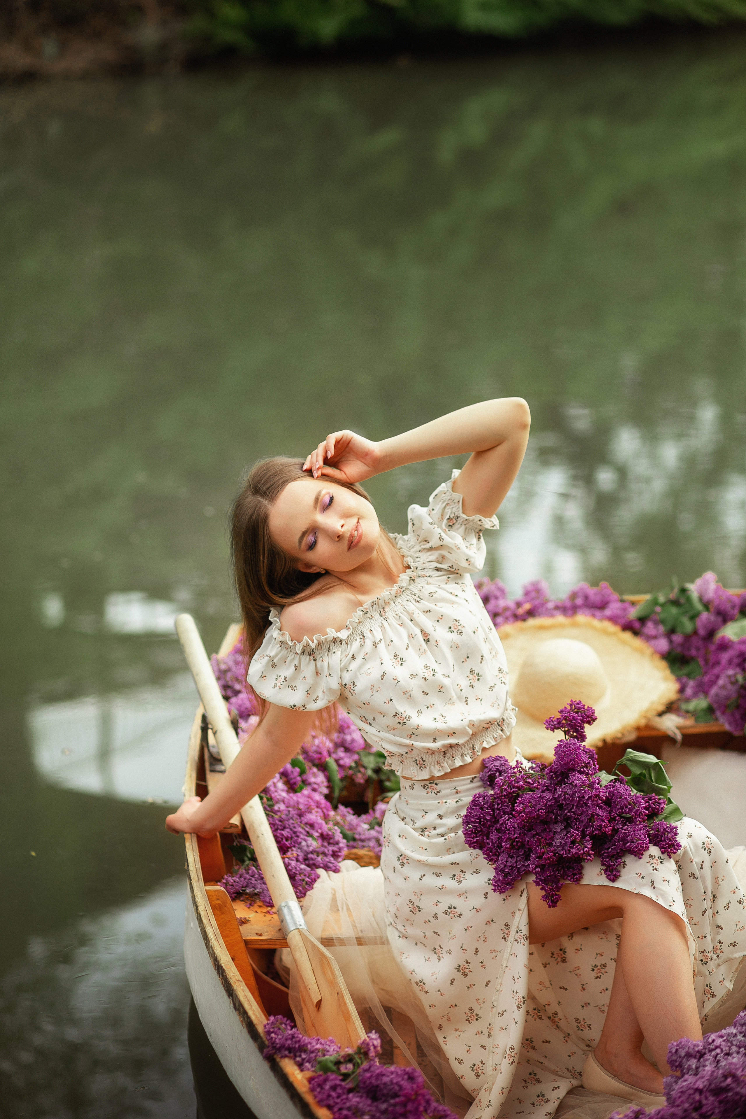 Даша в лодке с сиренью. Свадебный и семейный фотограф  Новочеркасск Виктория Литвиненко