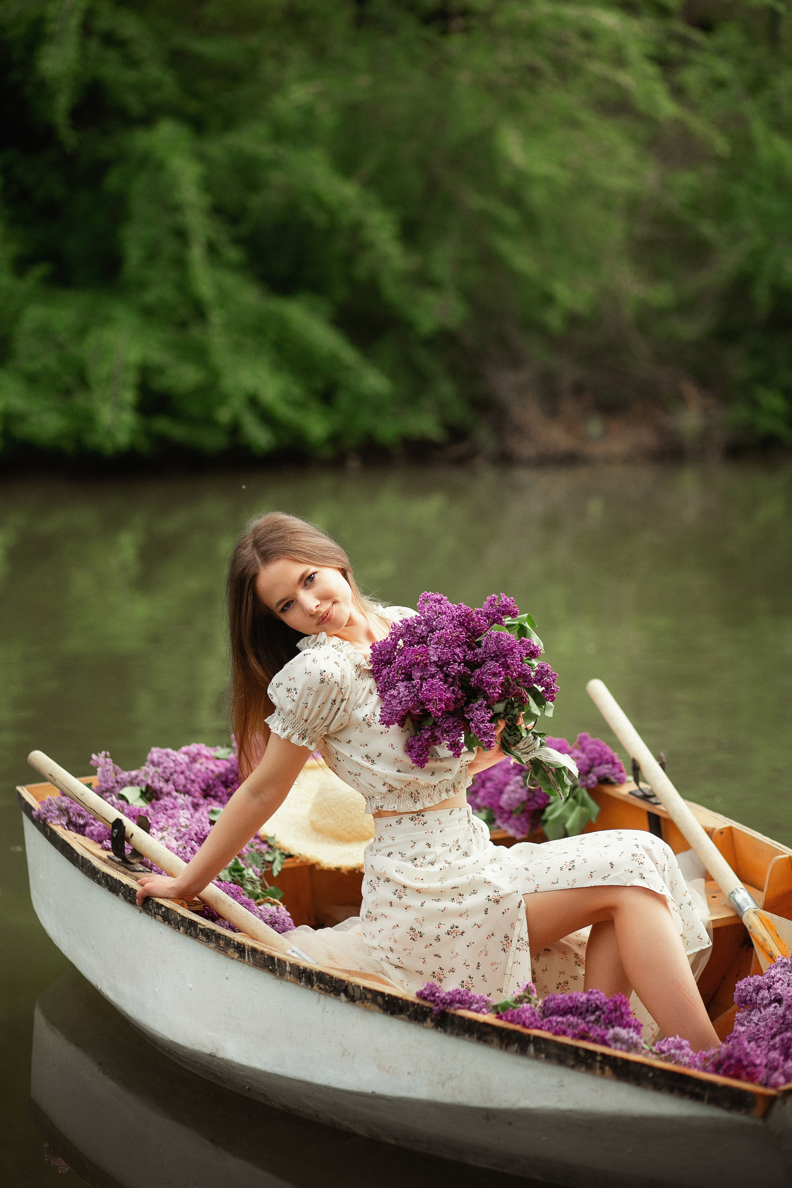 Даша в лодке с сиренью. Свадебный и семейный фотограф  Новочеркасск Виктория Литвиненко