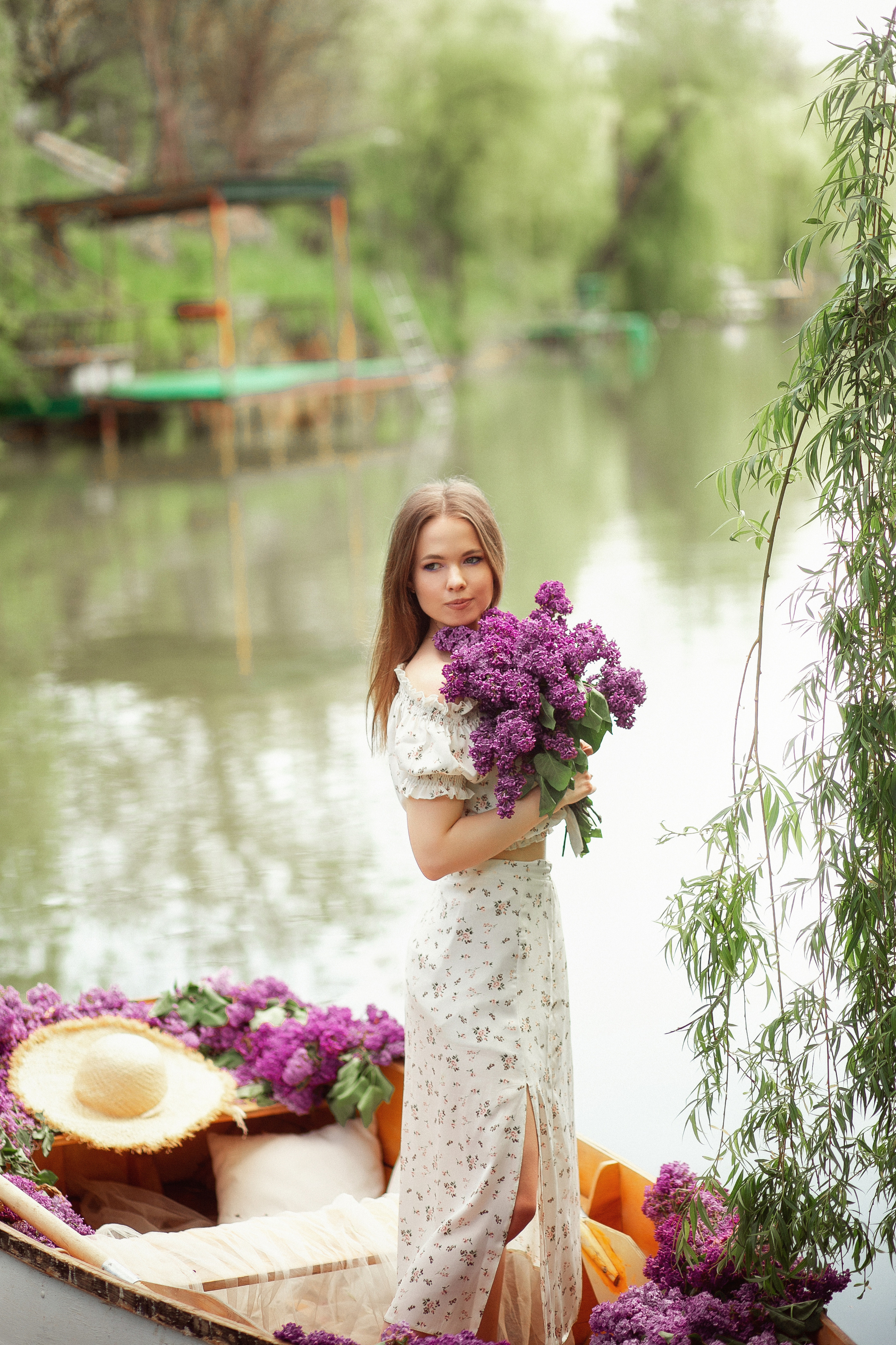 Даша в лодке с сиренью. Свадебный и семейный фотограф  Новочеркасск Виктория Литвиненко