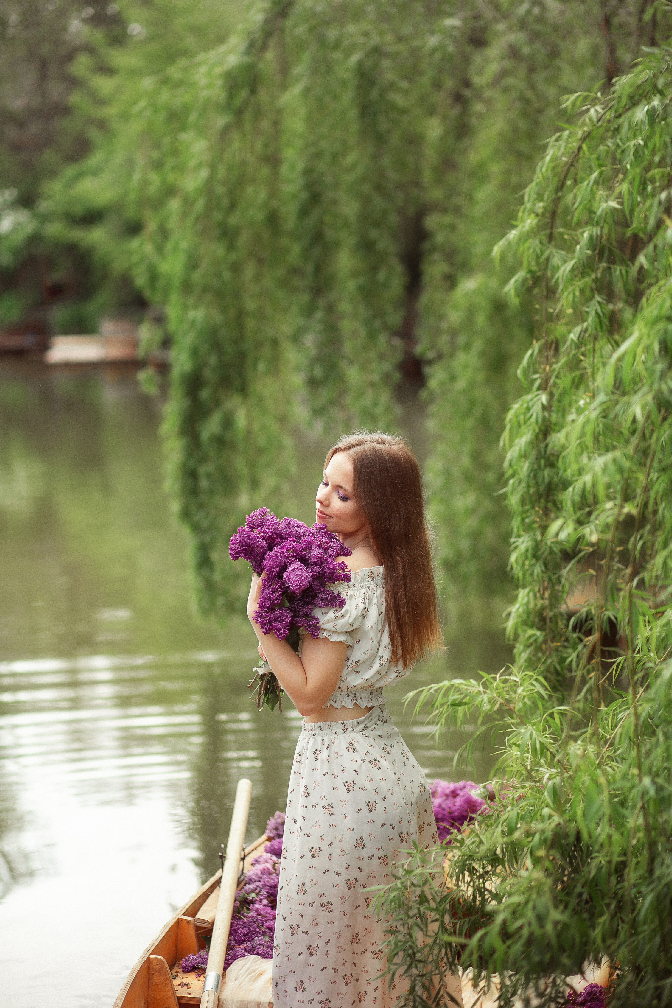 Даша в лодке с сиренью. Свадебный и семейный фотограф  Новочеркасск Виктория Литвиненко