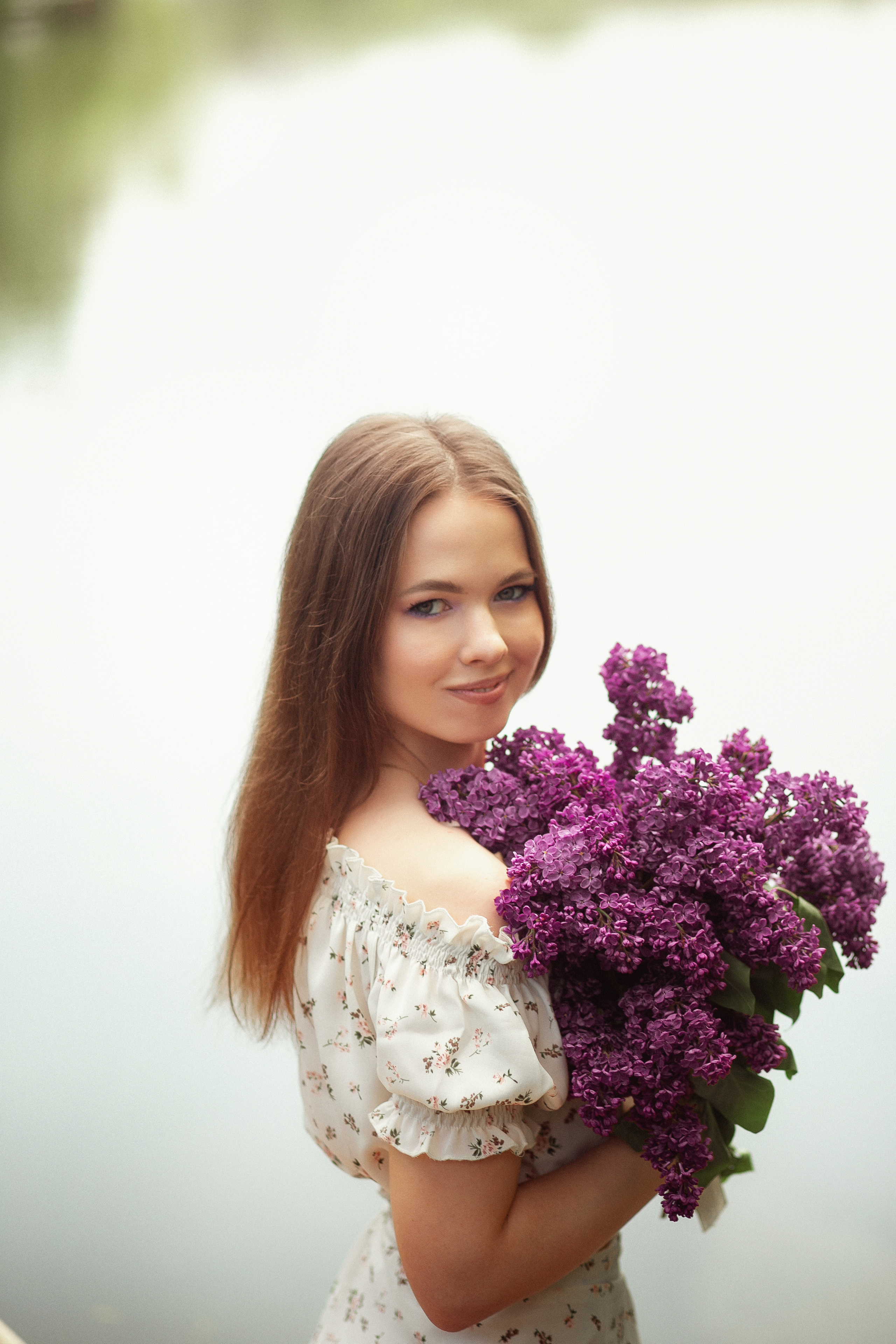 Даша в лодке с сиренью. Свадебный и семейный фотограф  Новочеркасск Виктория Литвиненко