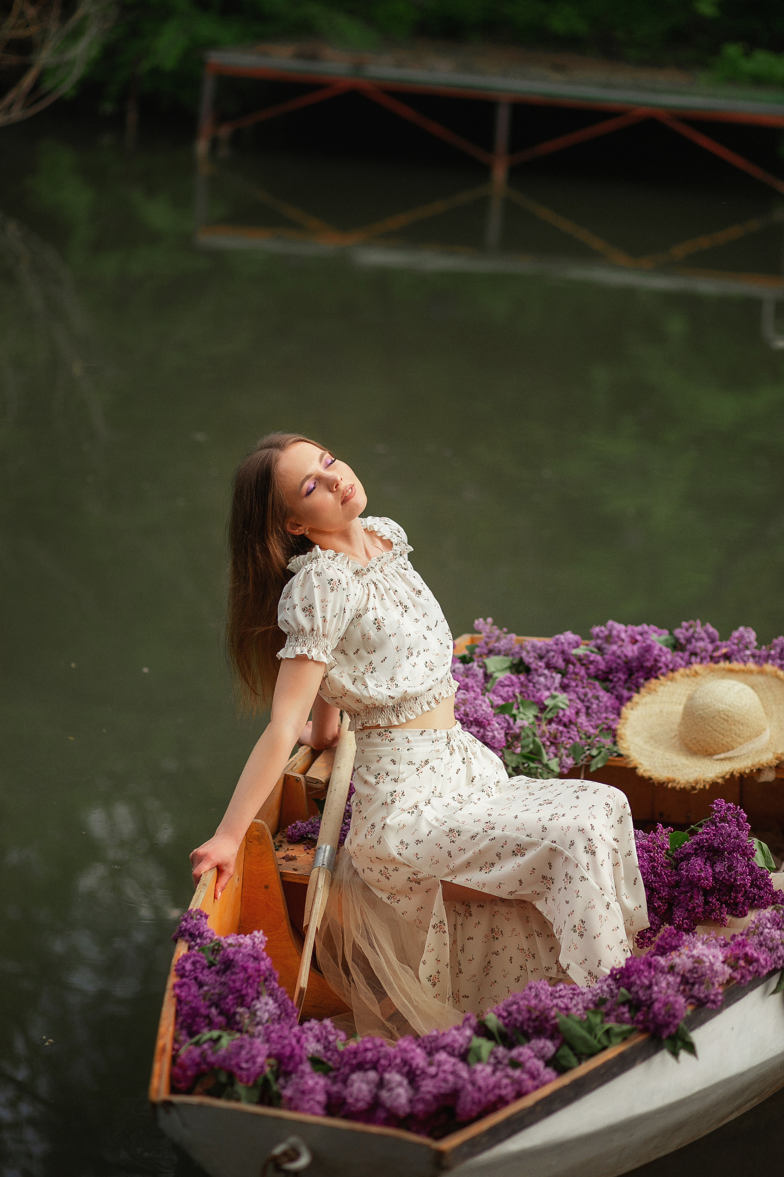 Даша в лодке с сиренью. Свадебный и семейный фотограф  Новочеркасск Виктория Литвиненко