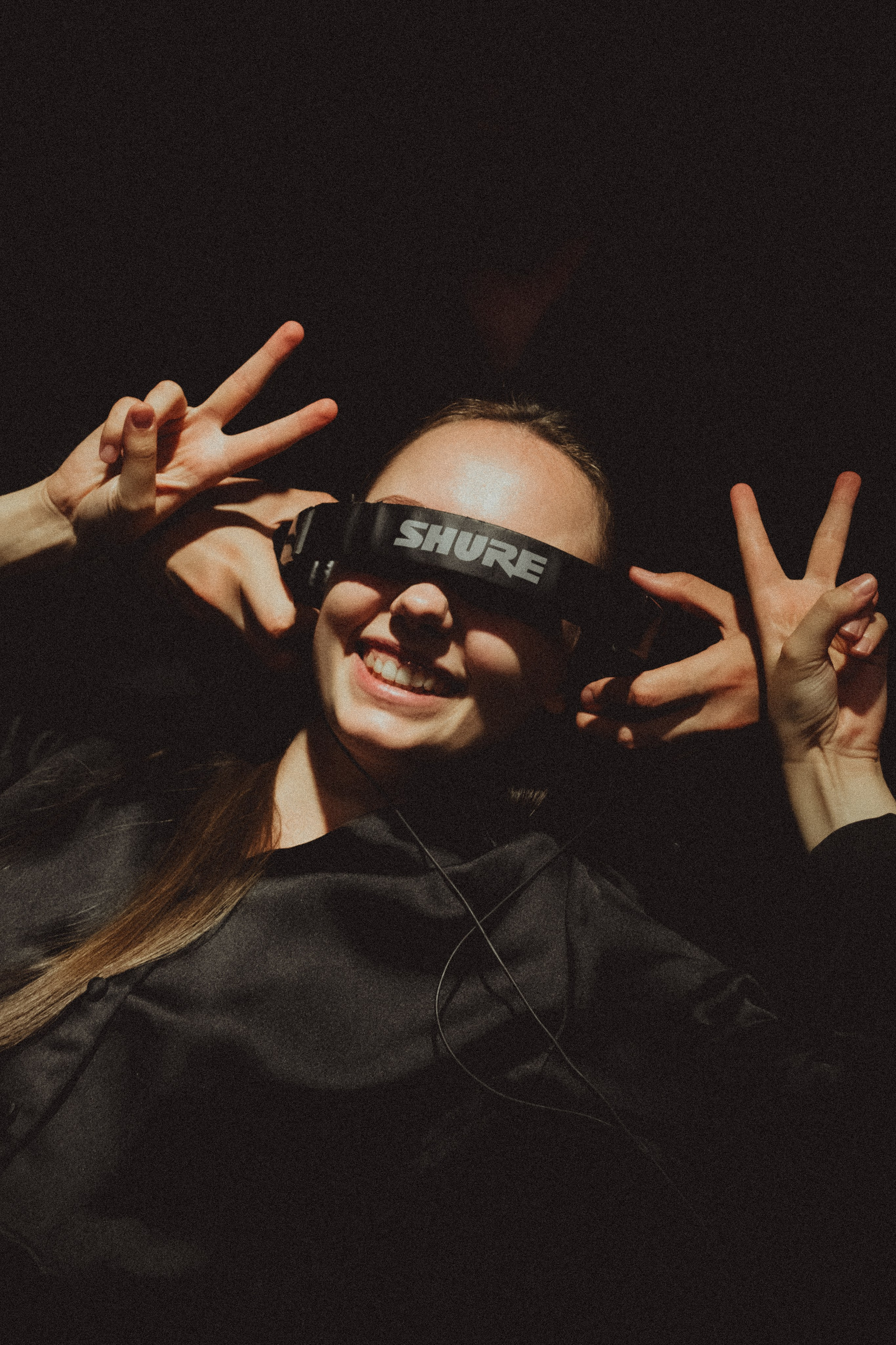 Парная ретро фотосессия в магазине с виниловыми пластинками