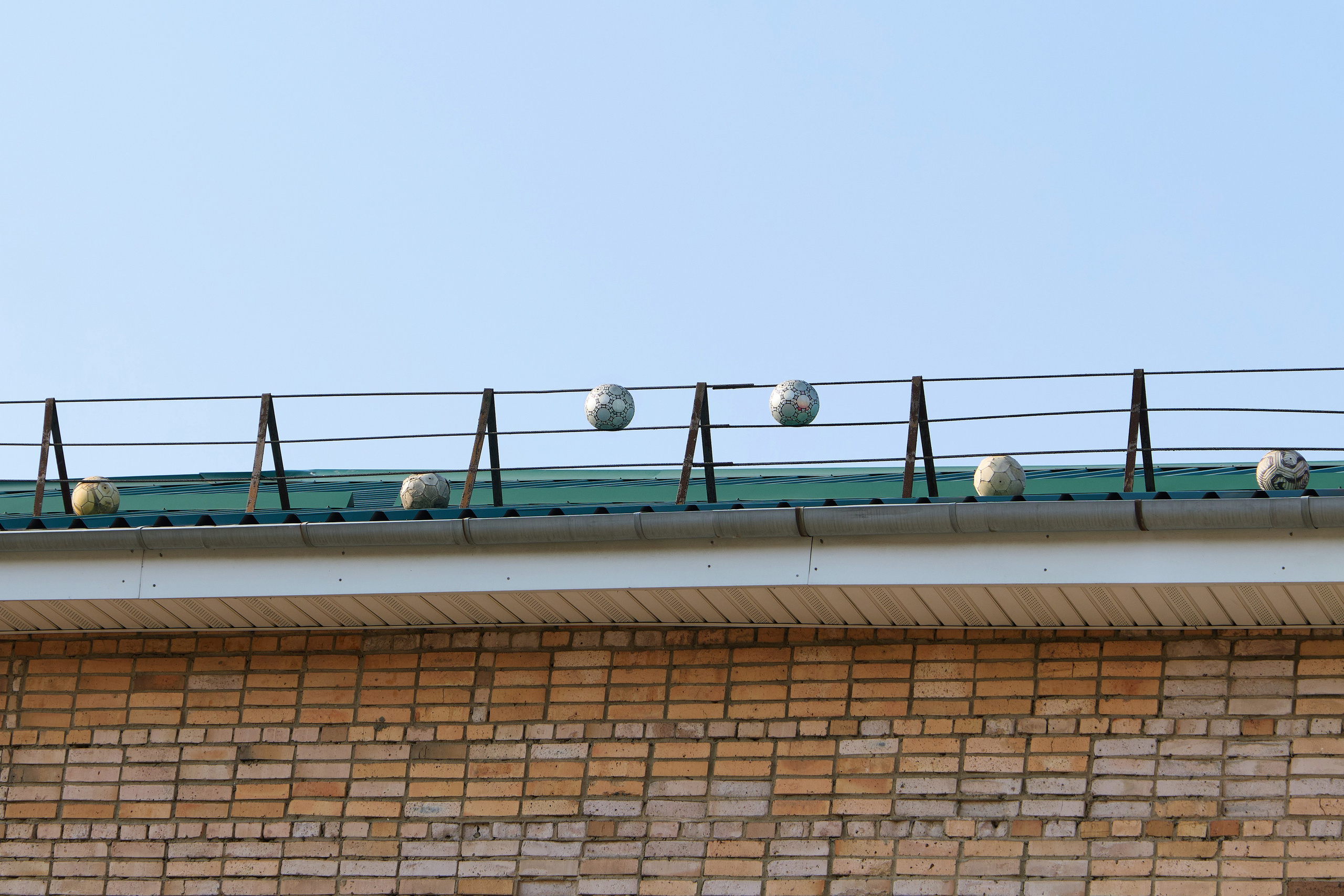 Стрит фотография с мячами на крыше