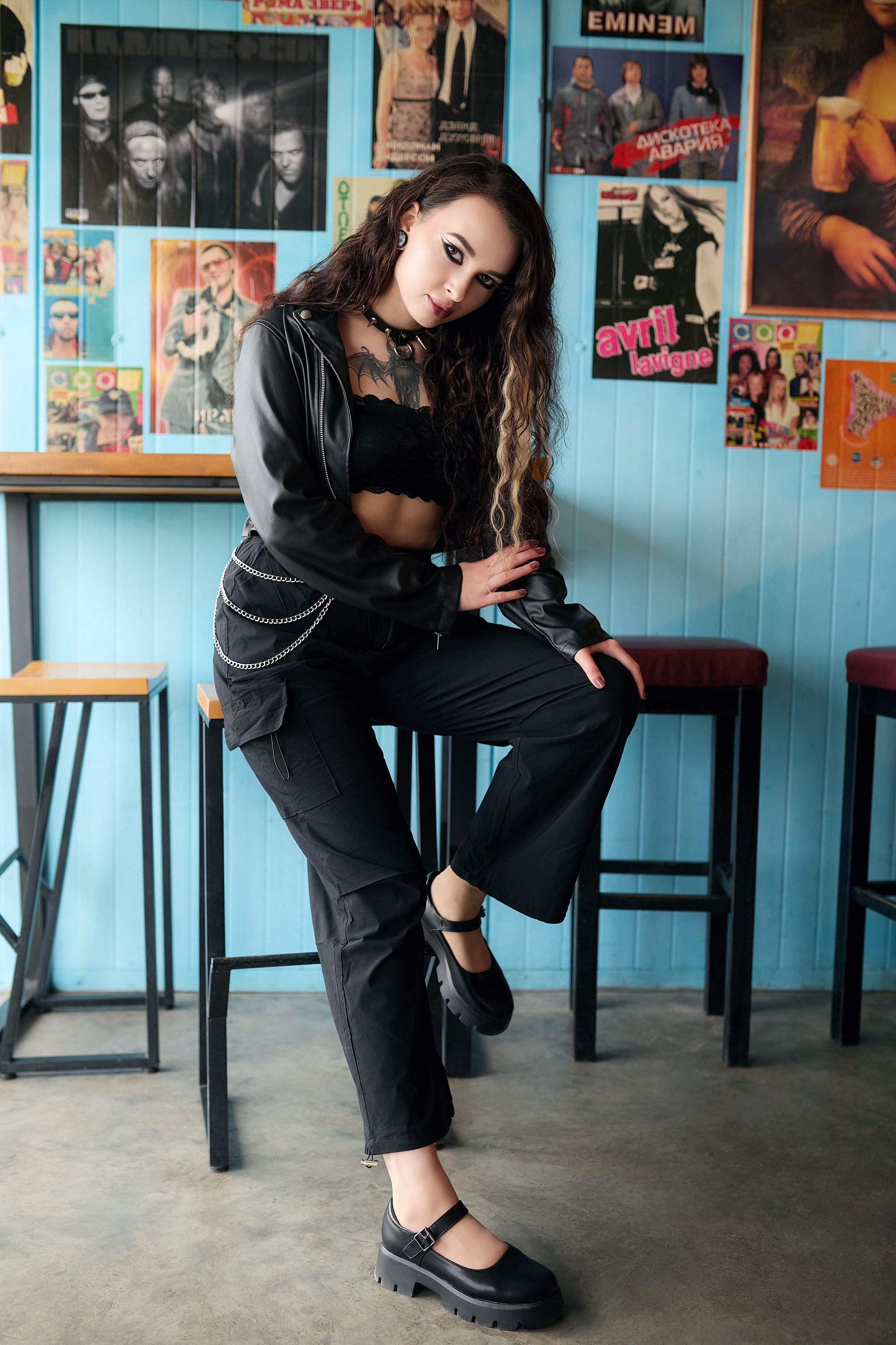 Фотосессия в стиле Street Fashion в баре с молодой женщиной в чёрной одеждой