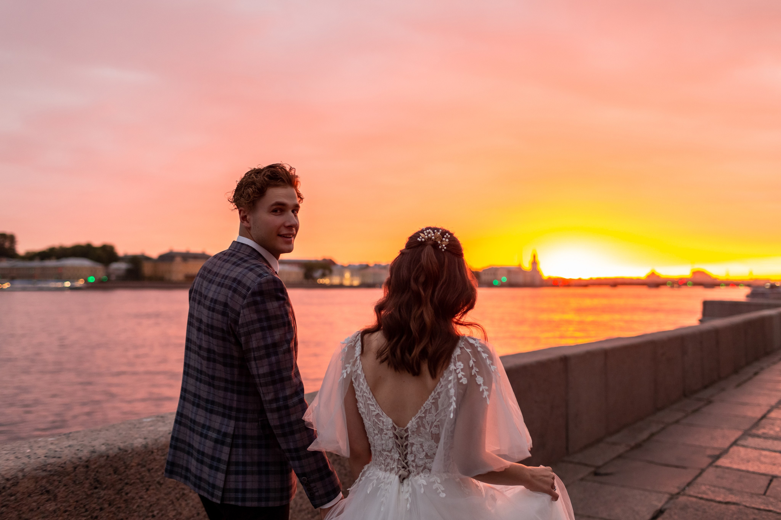  Молодожёны в вечернем свете у воды