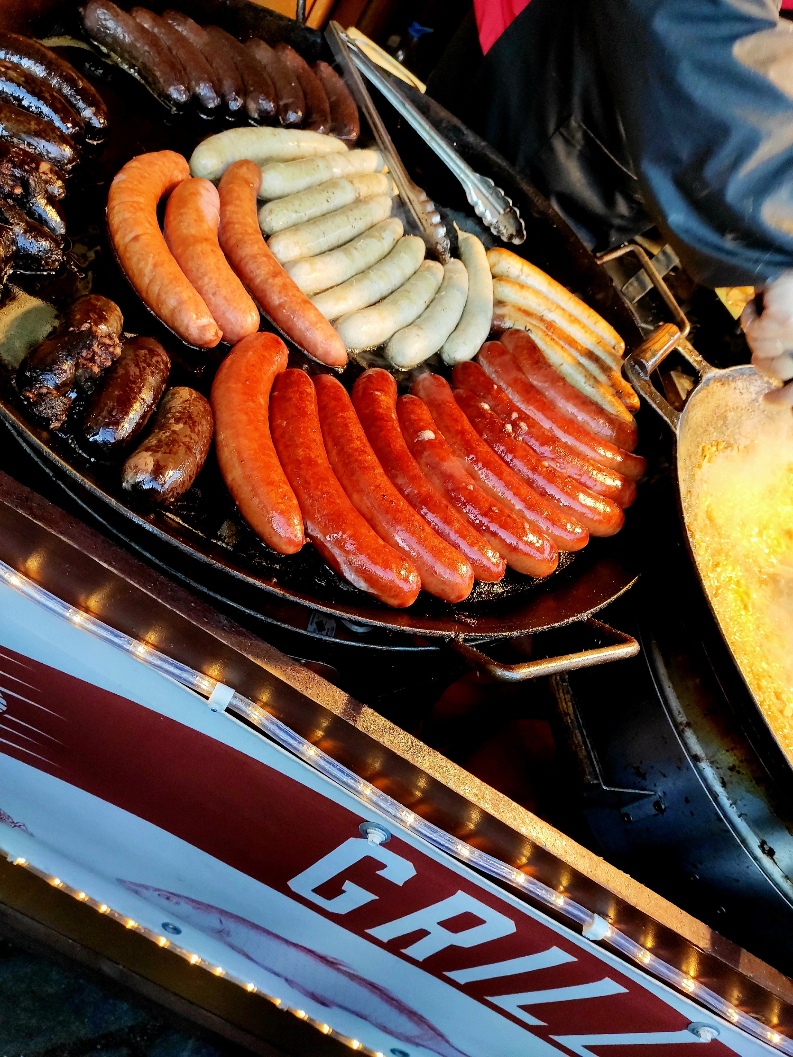 А на площади глинтвейн, колбаски и другие рождественские угощения