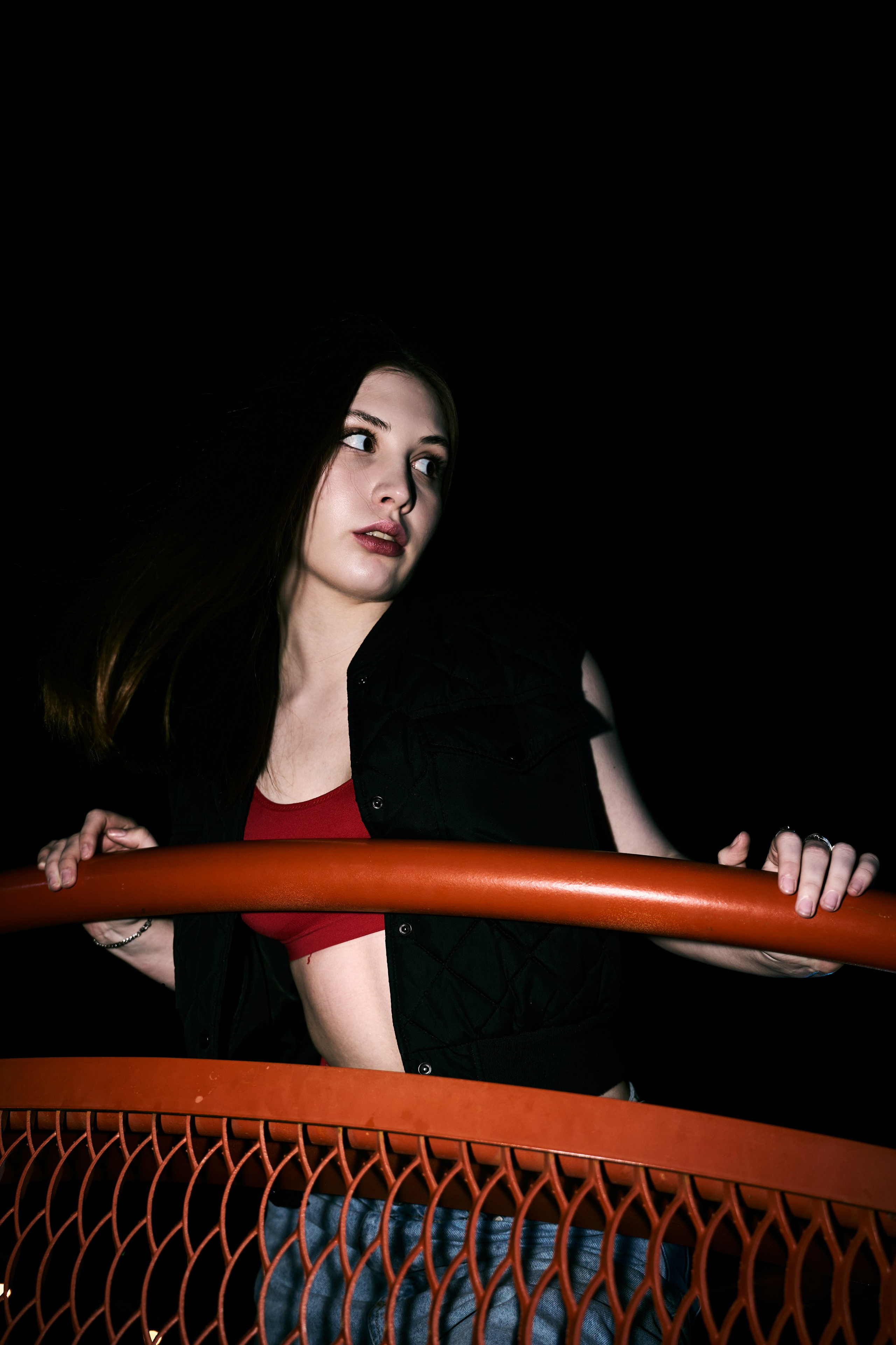 Художественный портрет с драматичным светом и глубокими тенями.