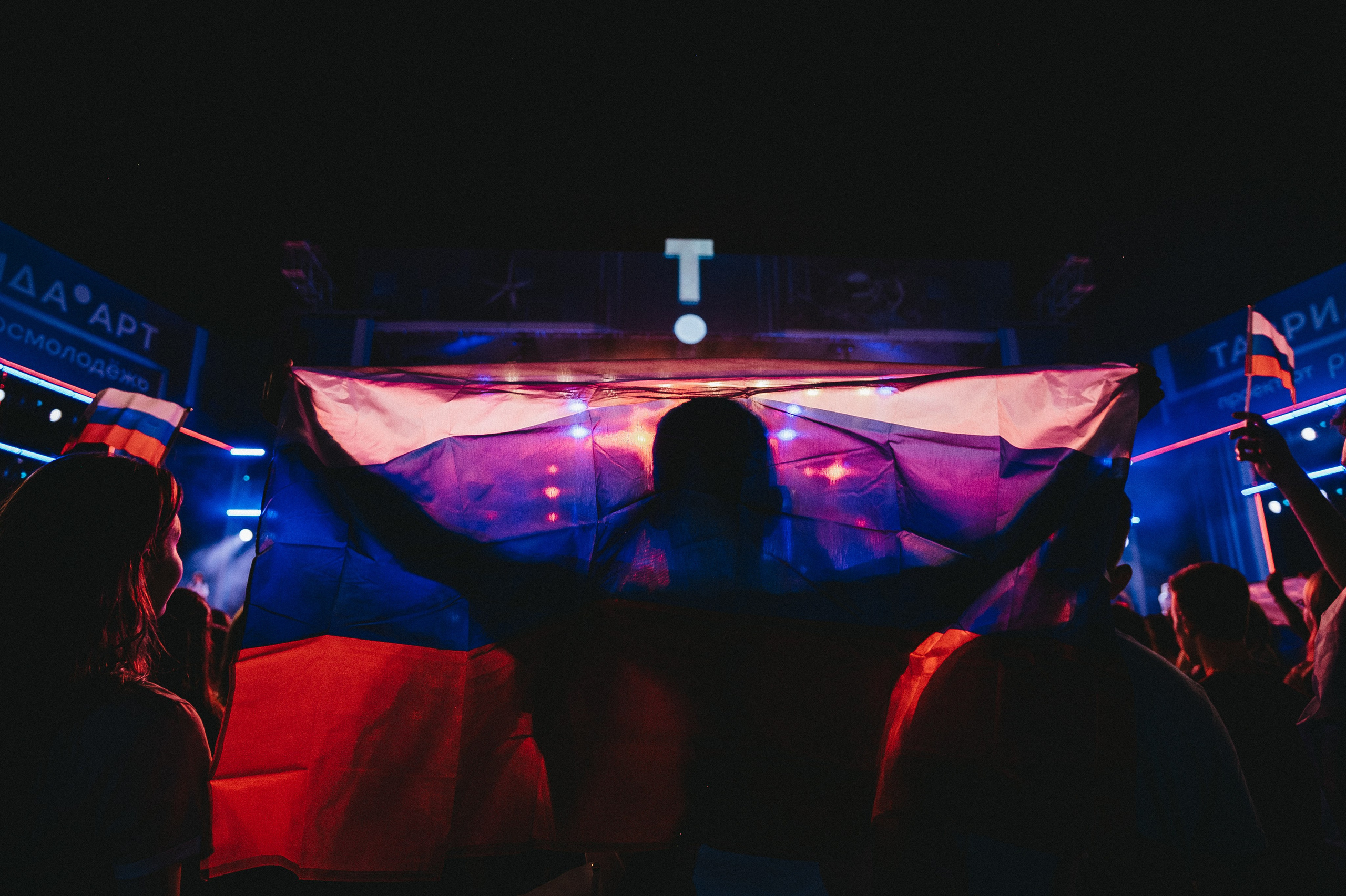 Контент съемка во время концерта в Ростове=на-Дону как зритель держит флаг России