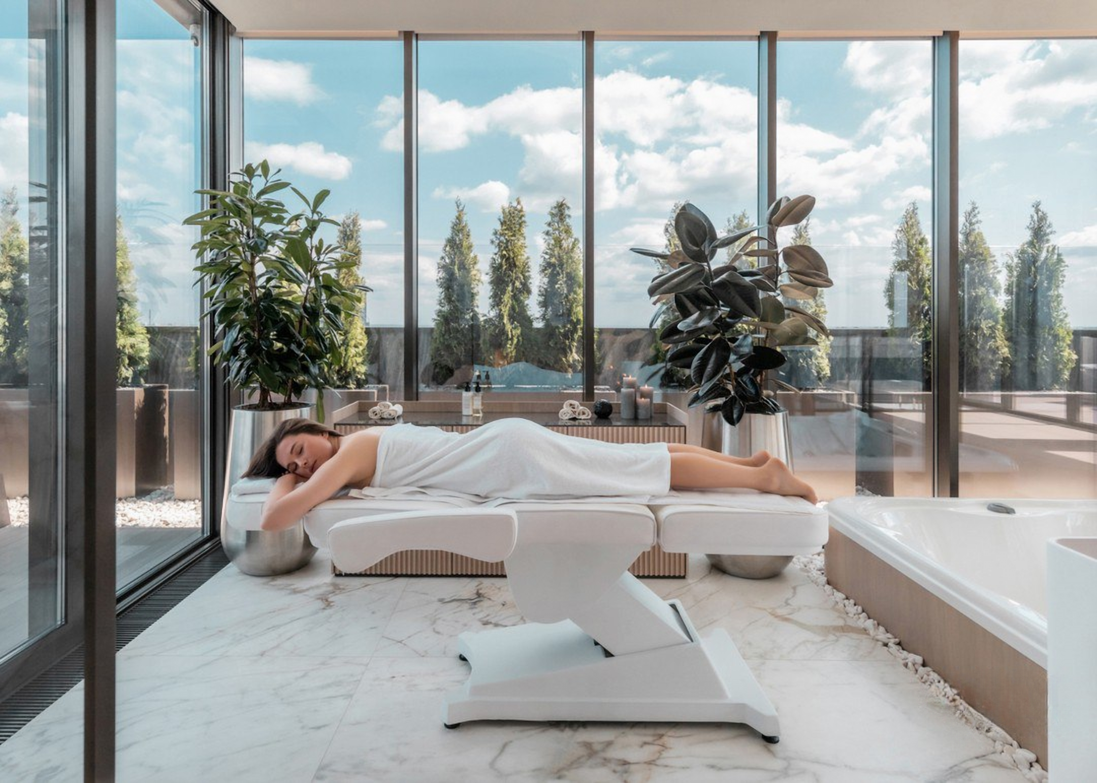 SPA-зона с панорамными окнами и мраморным полом — современный интерьер от Валерии Котович