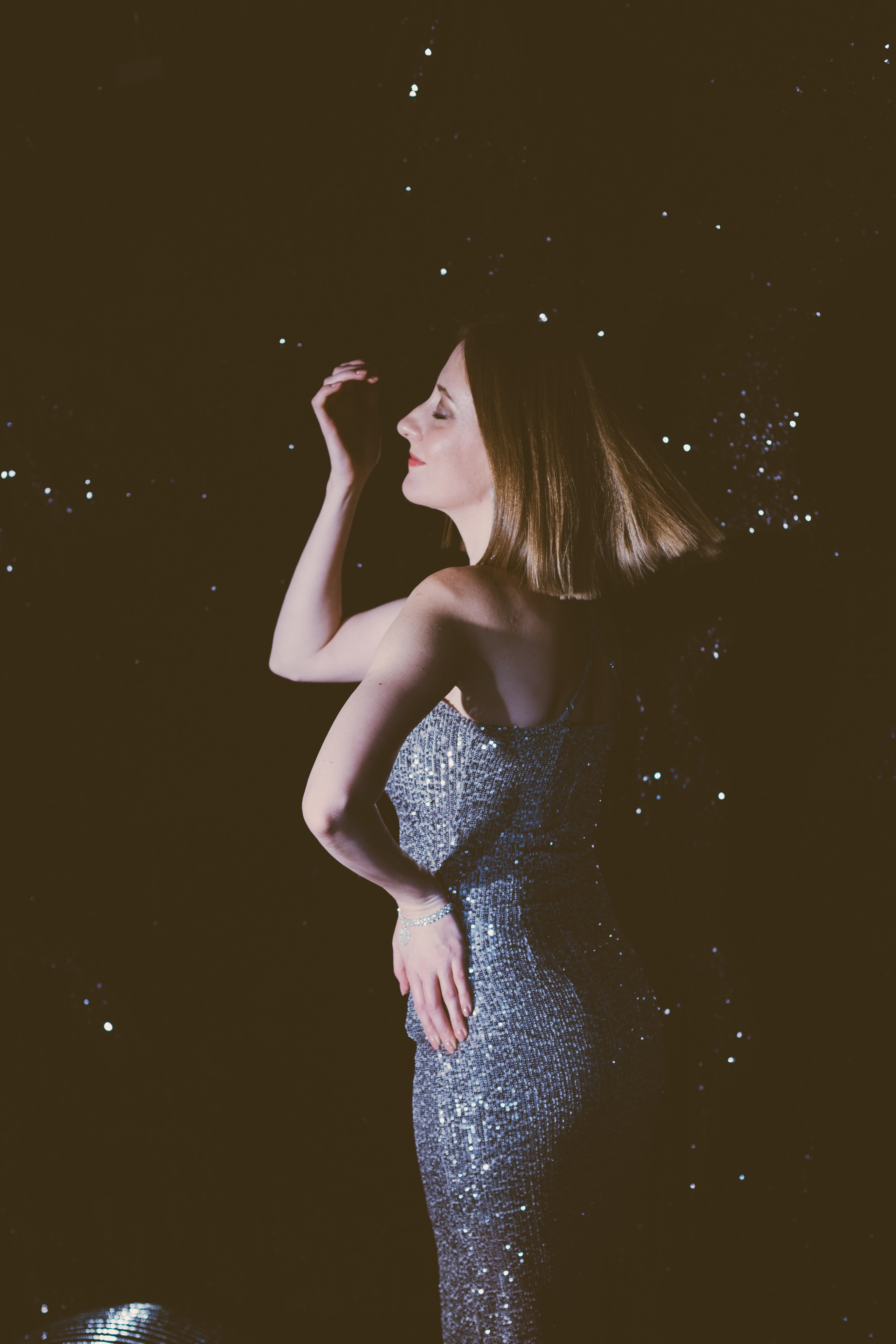 Новогодняя девушки в студии. Коммерческий фотограф в Алматы Марина Милис. Съёмка для брендов, компаний и проектов