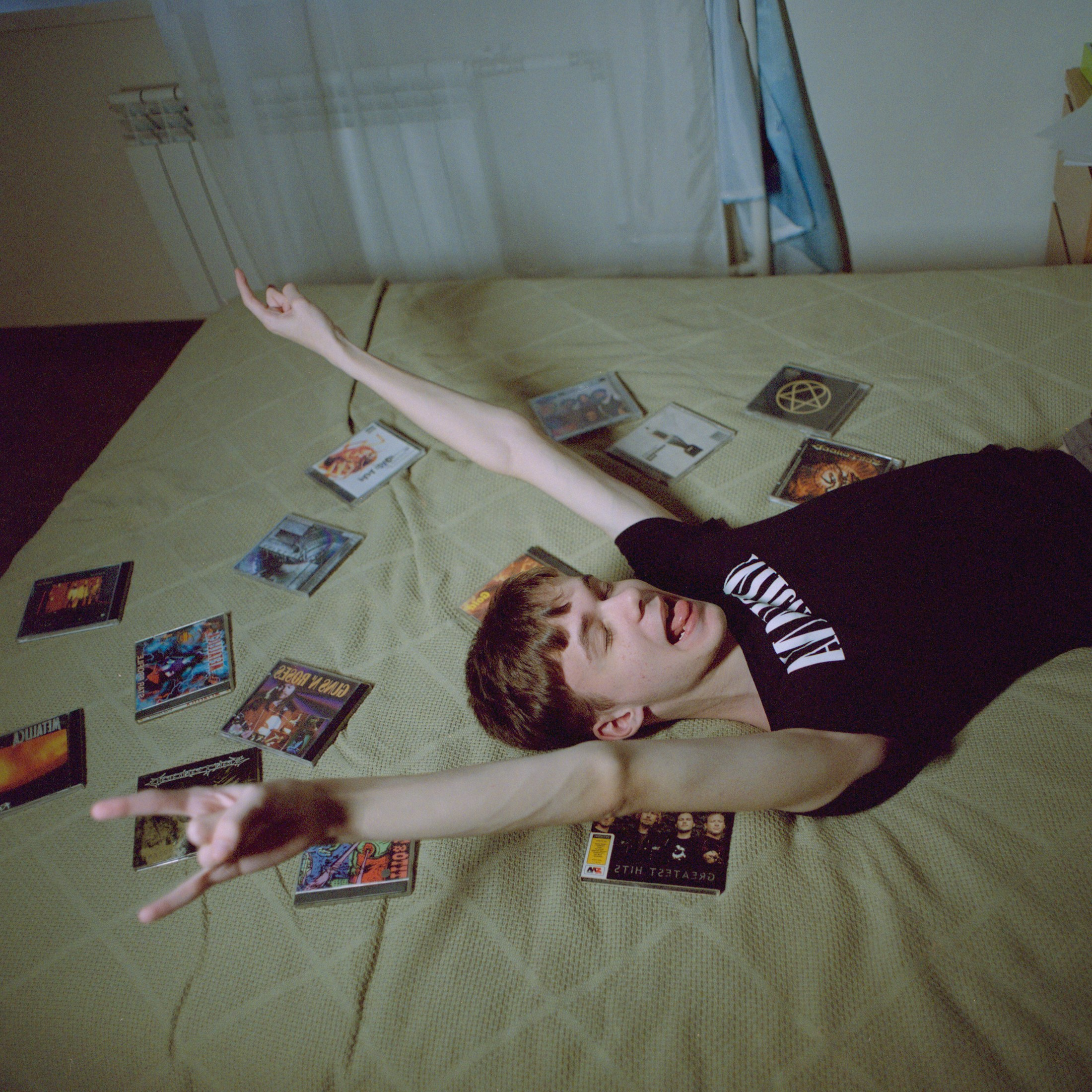 Look into the eyes of a person. Заставка