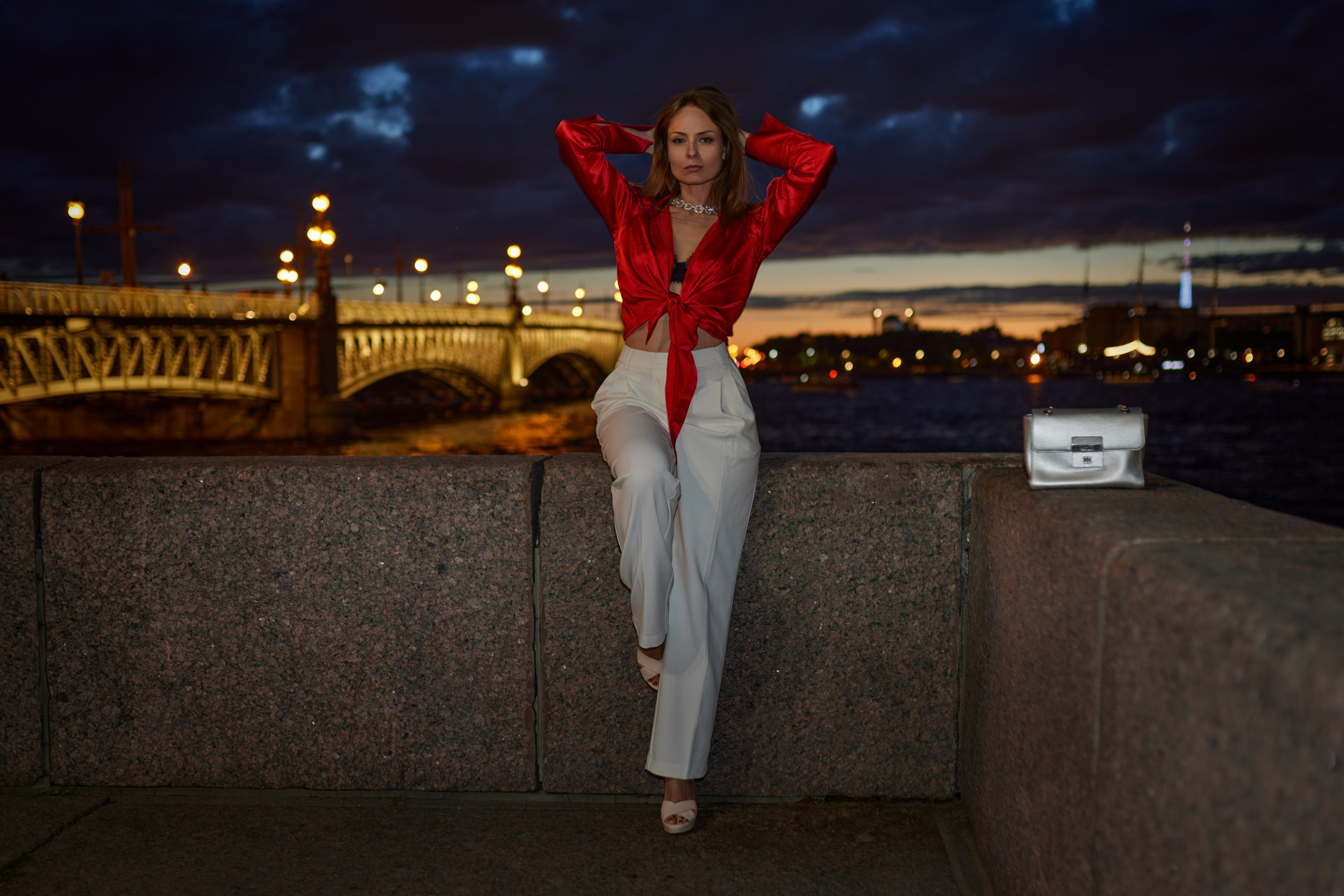 Девушка в ночном городе. Портретный фотограф в Санкт-Петербурге | Пётр Дёмушкин