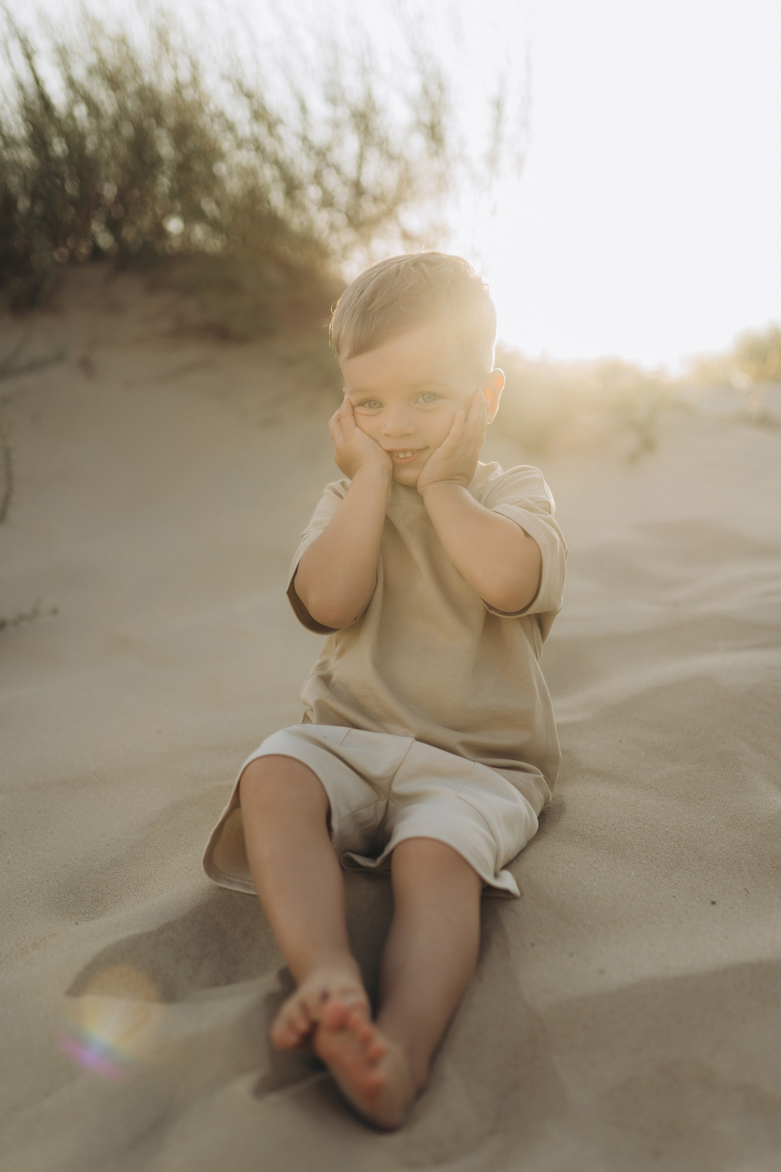 Семья собирает ракушки – трогательные кадры на память об Азовском море