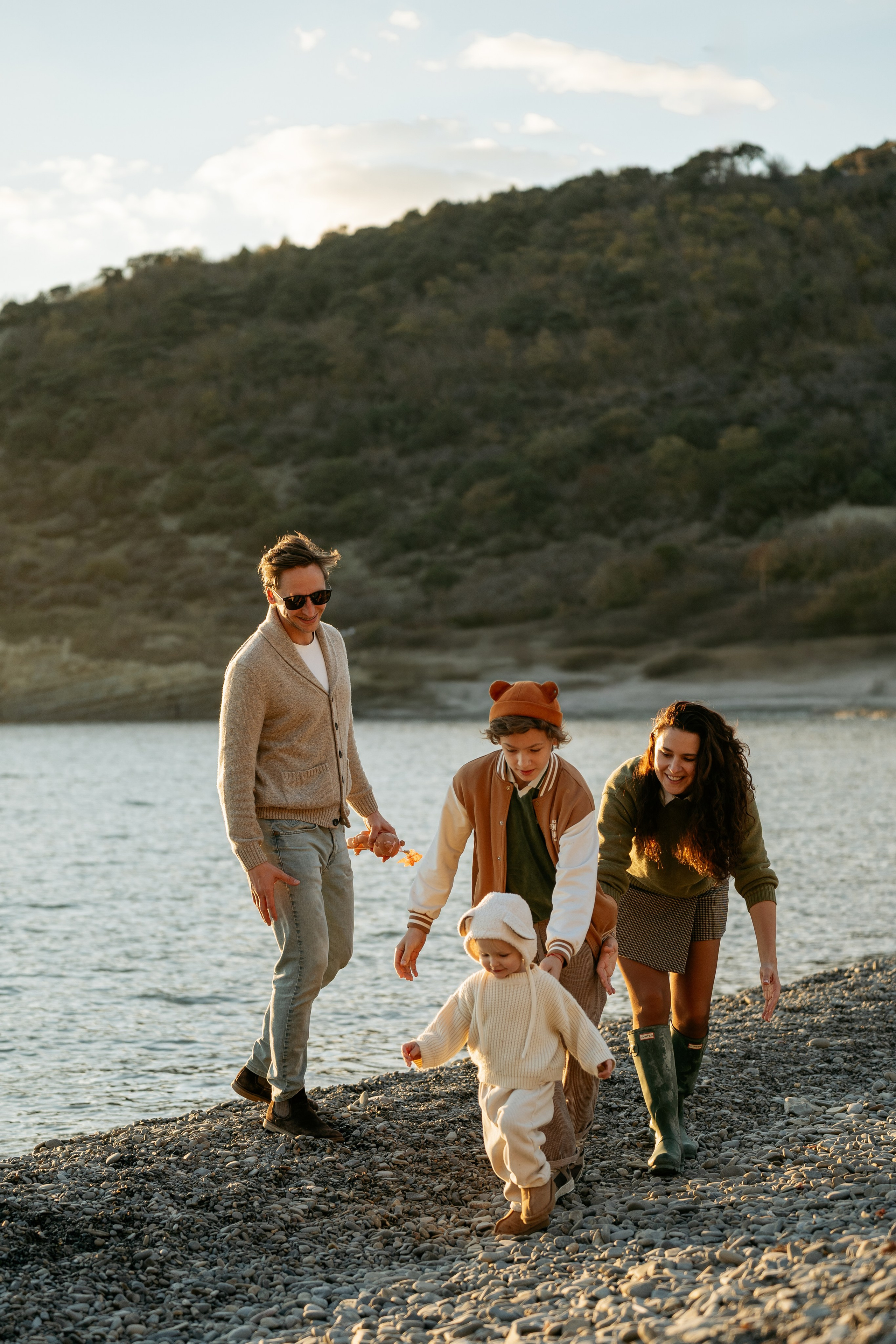 Фотограф Новороссийск для семьи с детьми. Динамичный портрет: маленькая дочка бежит по воде, а подросток смеется. Естественные эмоции на фотосессии.