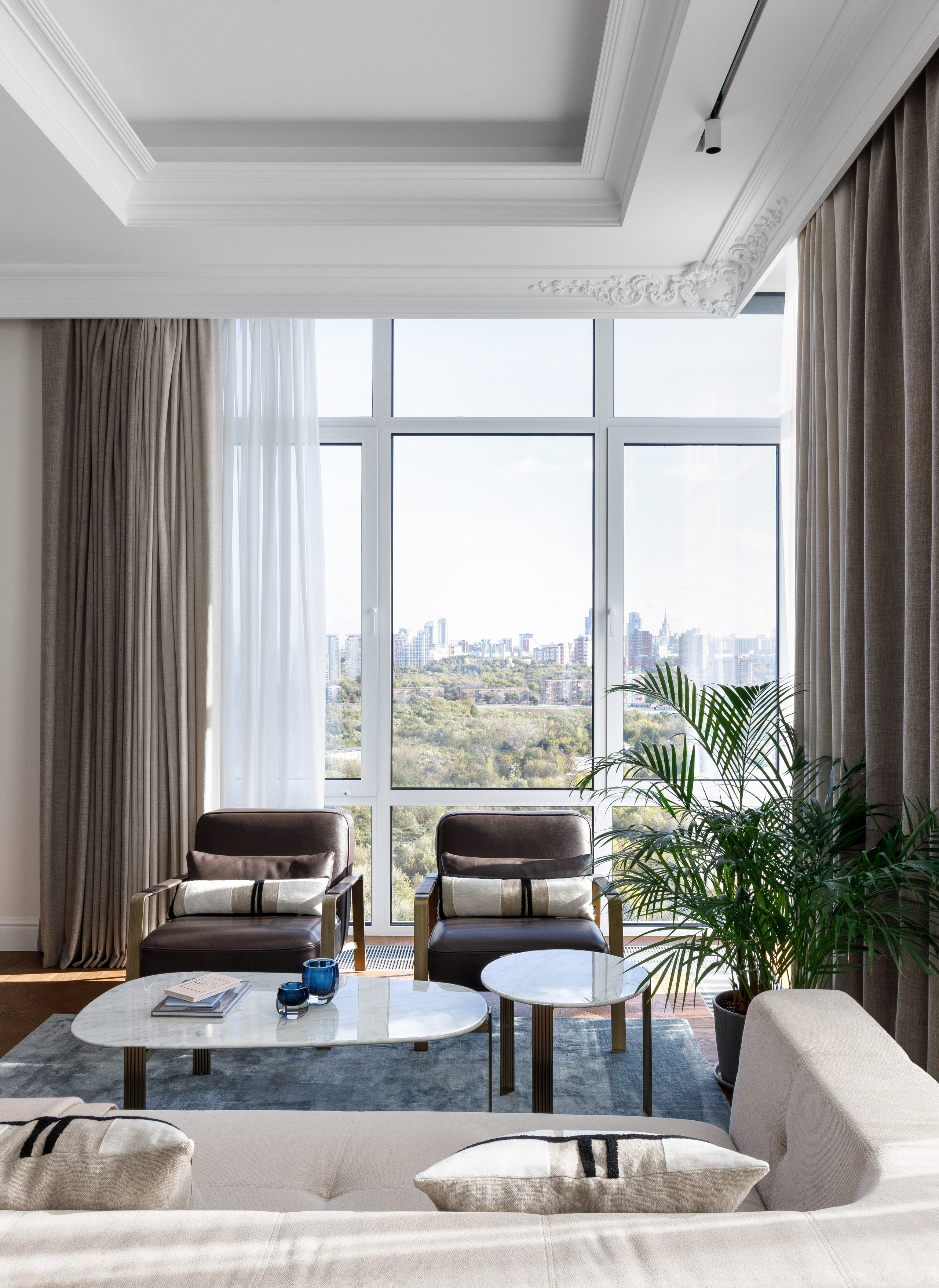 гостиная с панорамным видом на москву