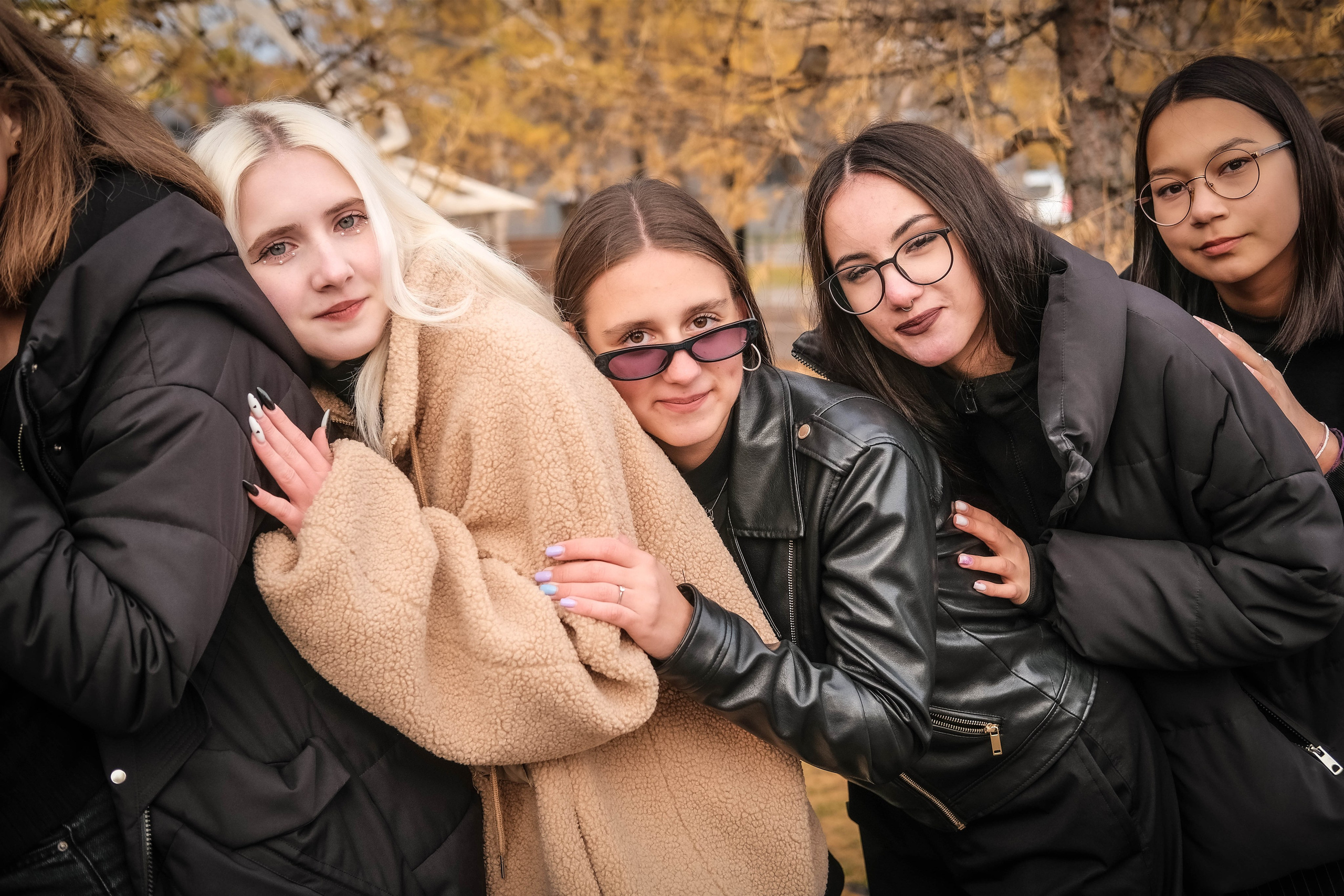 9 класс (прогулочная). Фотограф Елена Дегтярева. Семейная, детская и школьная фотография в Тюмени. Яркие и живые снимки, которые сохранят историю вашей семьи