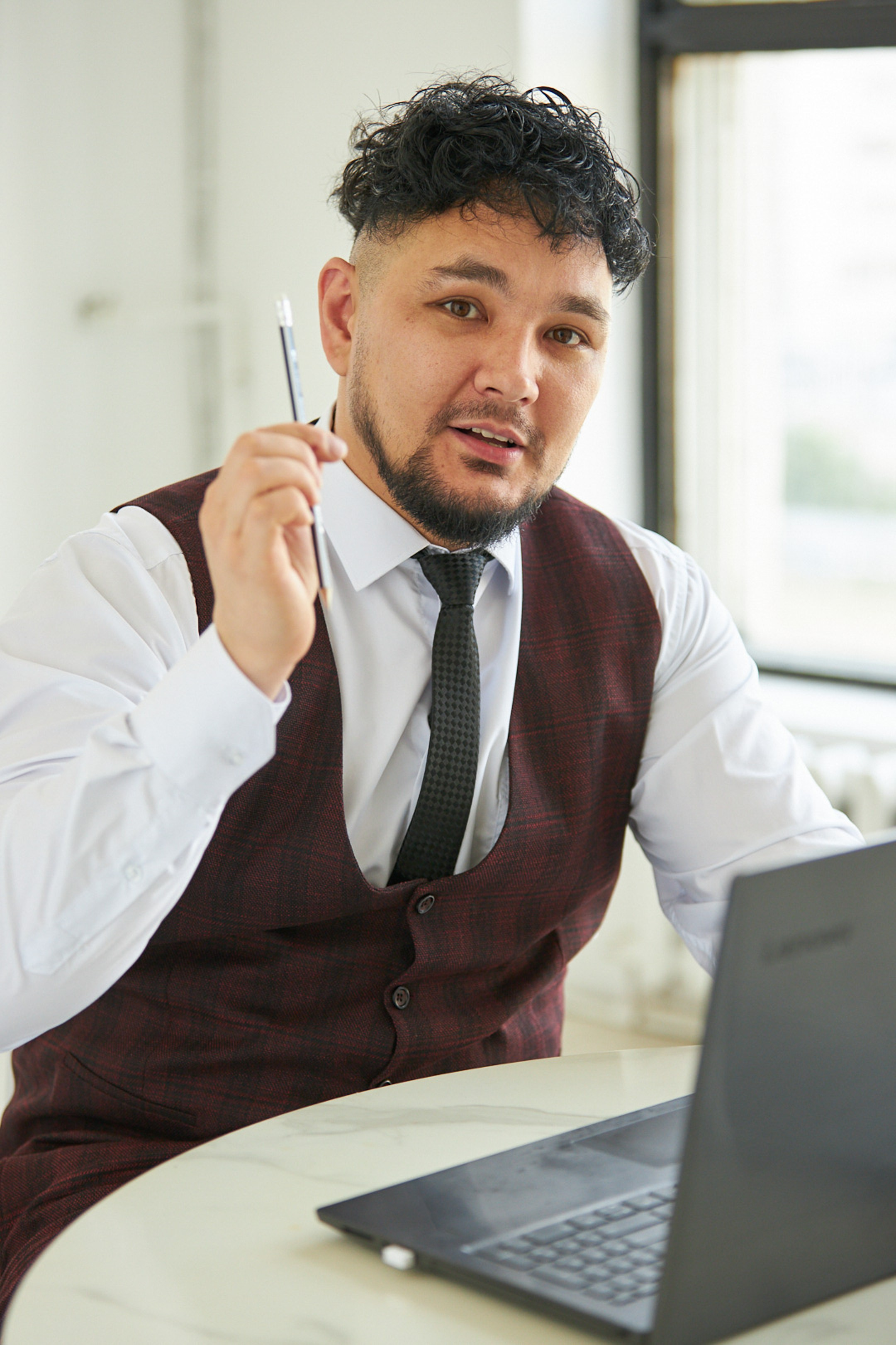 Business portrait of a man in the office - photographer Andrey Dunin