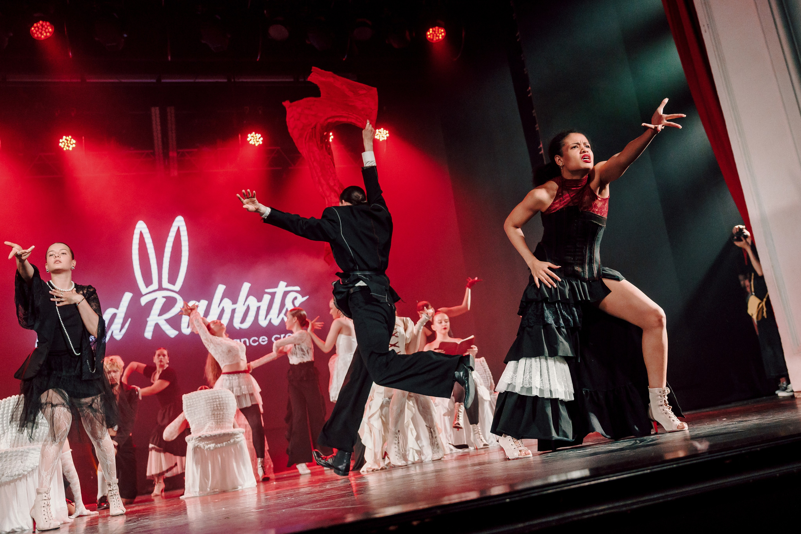 Отчётный концерт танцевальной школы «Red Rabbits» 2025. Лёшка Варзегов — фотограф