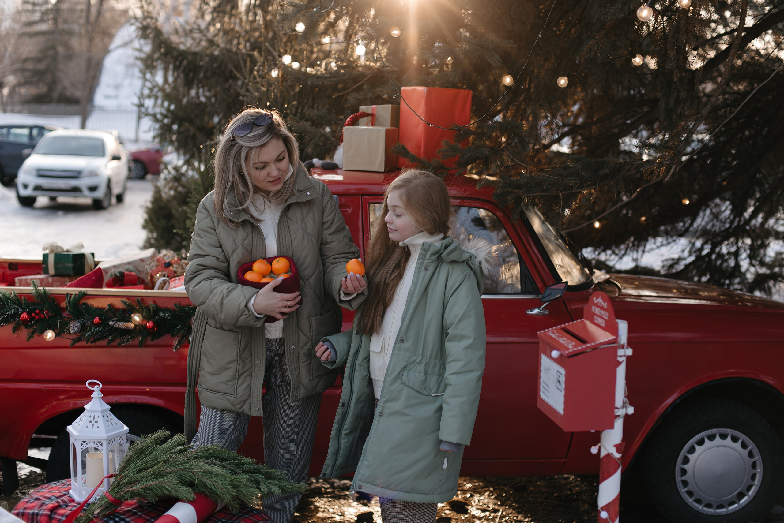 Мать и дочь у новогоднего грузовика.