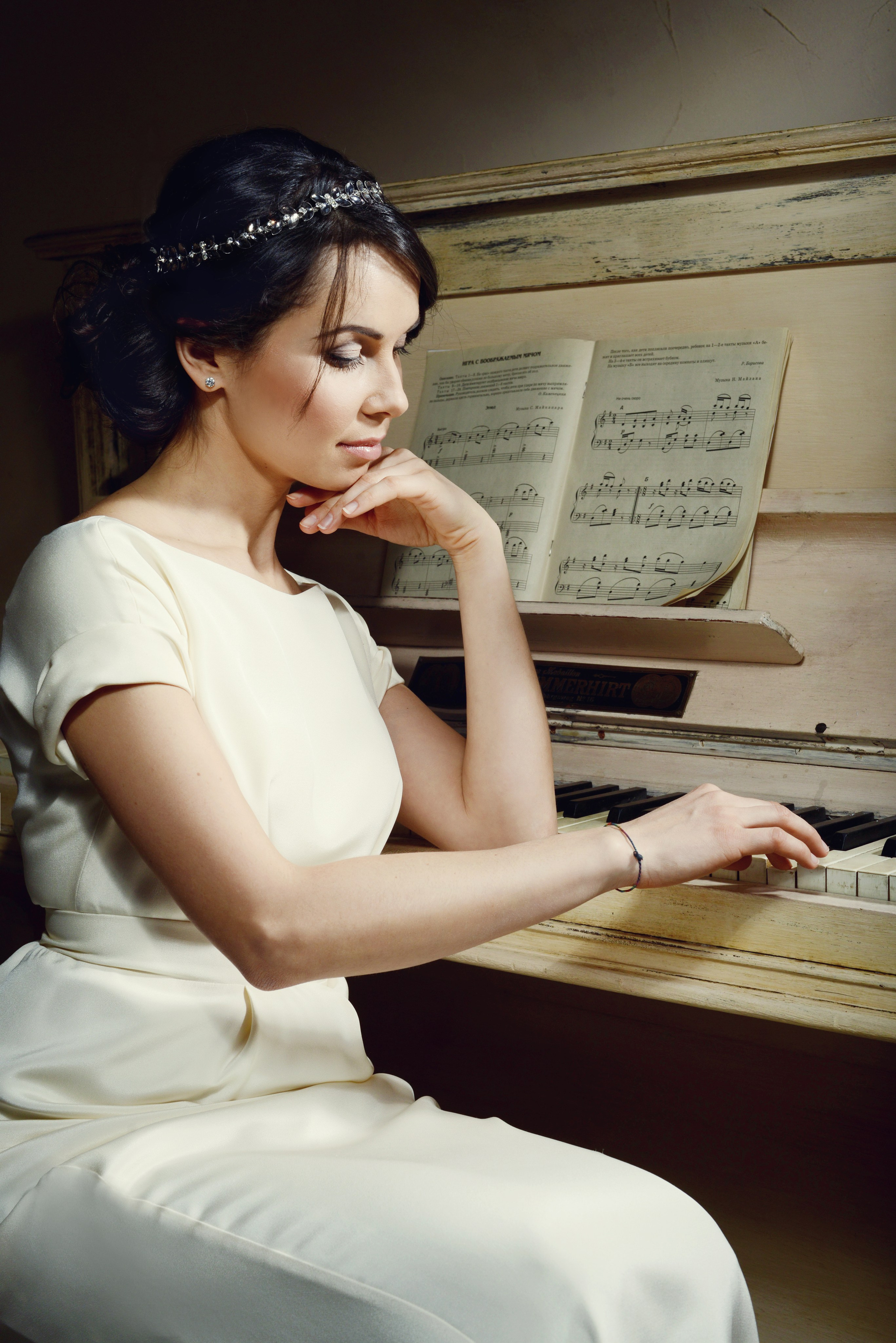 Фотосессия с пианино девушки в белом ретро платье
