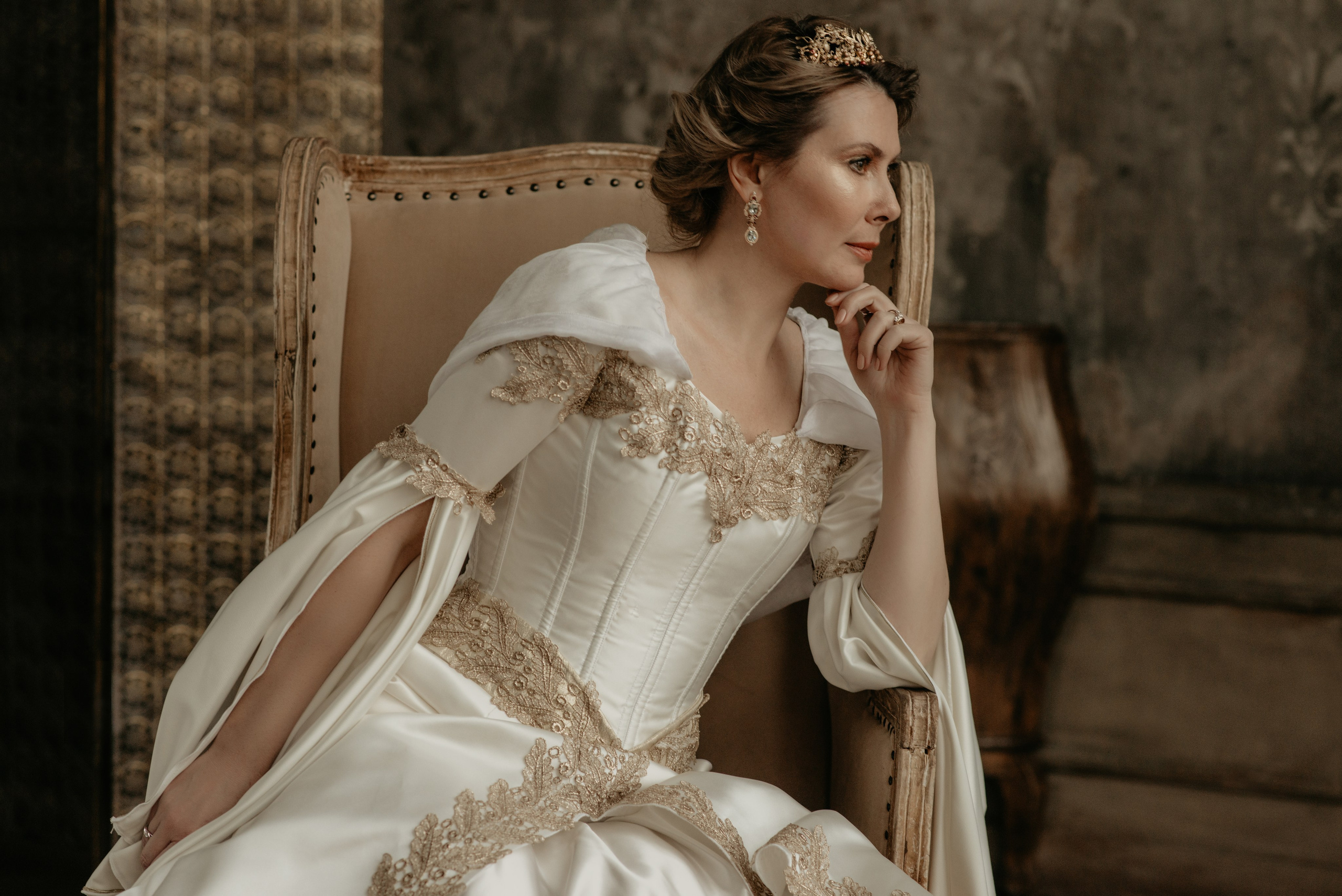 Костюмированная фотосессия в образе королевы в белом платье с диадемой