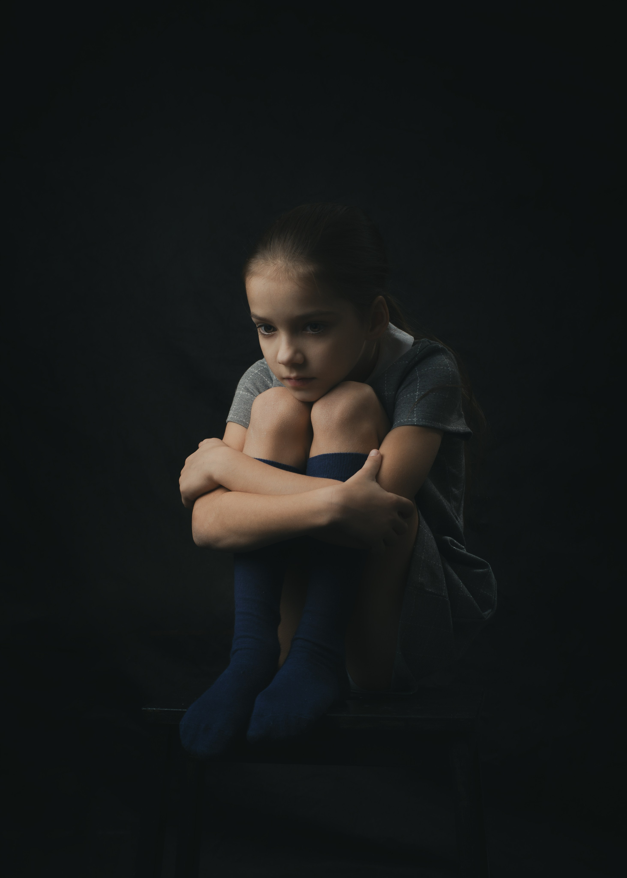 девочка в сером платье на стуле фотосессия в студии