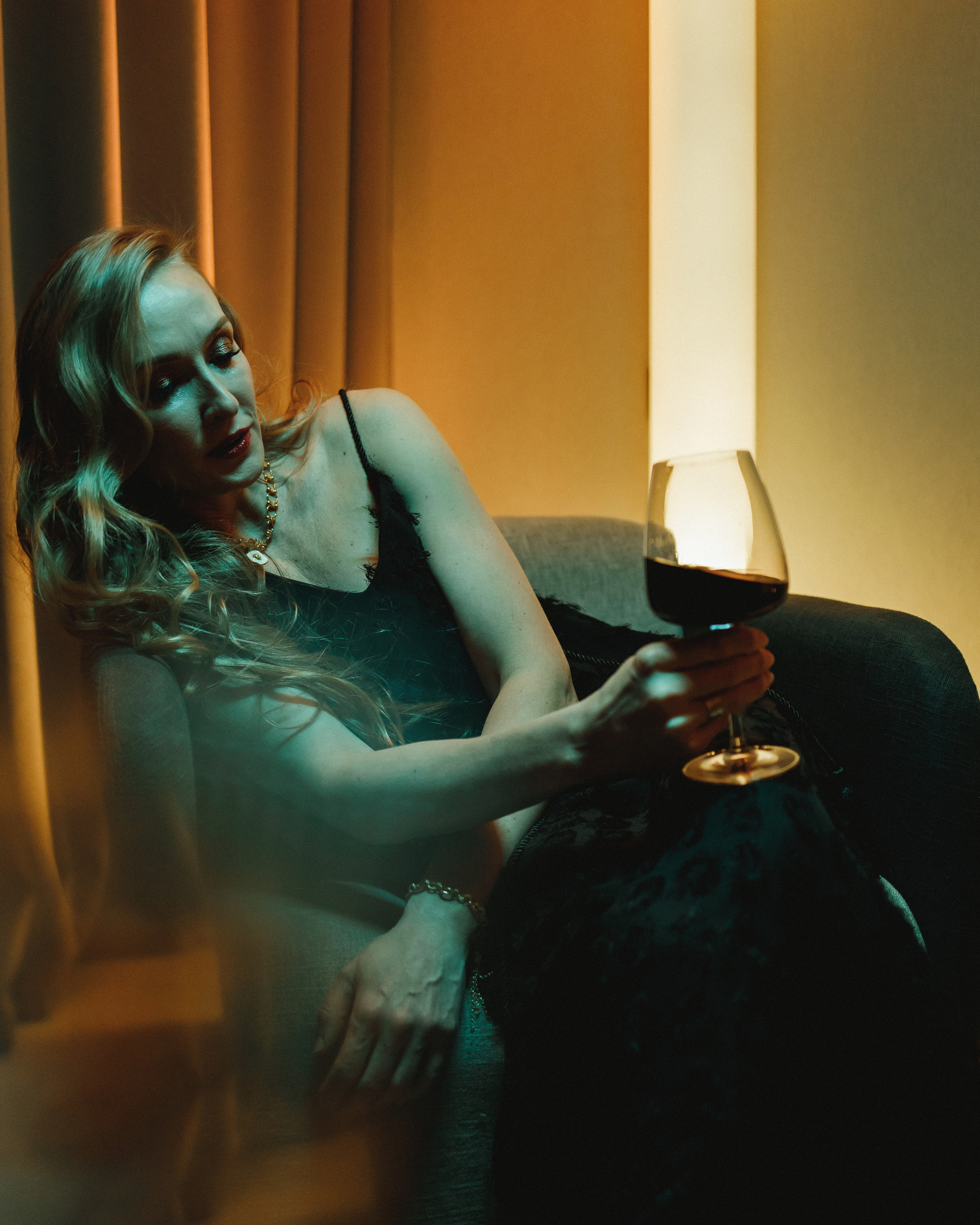 Woman and wine. Фотограф Андрей Куськало