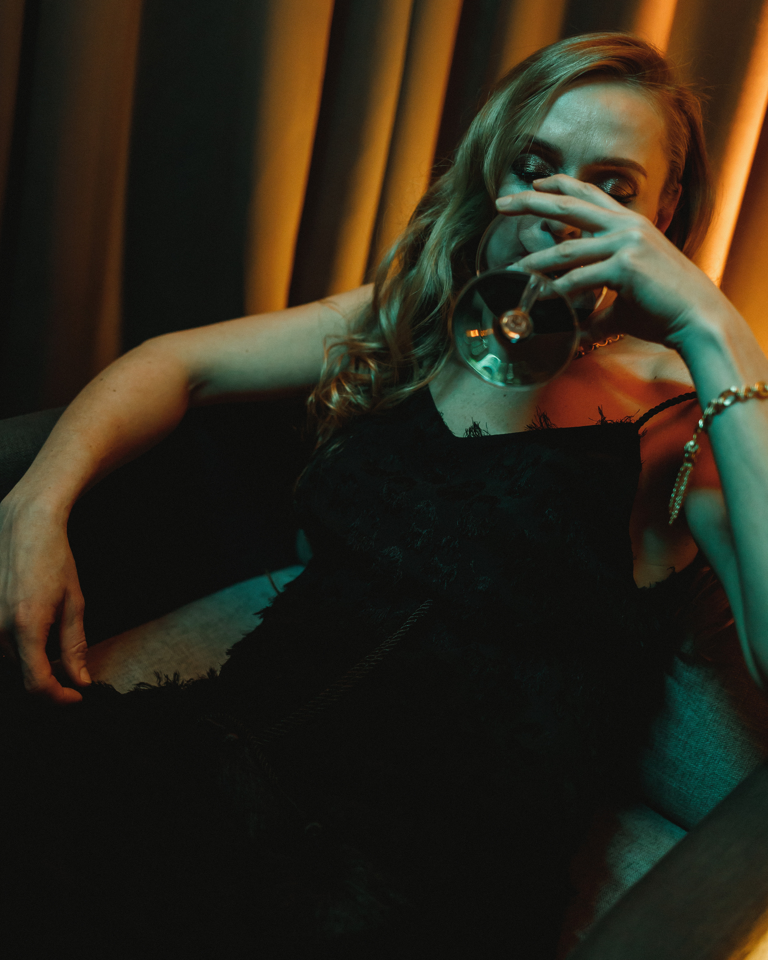 Woman and wine. Фотограф Андрей Куськало