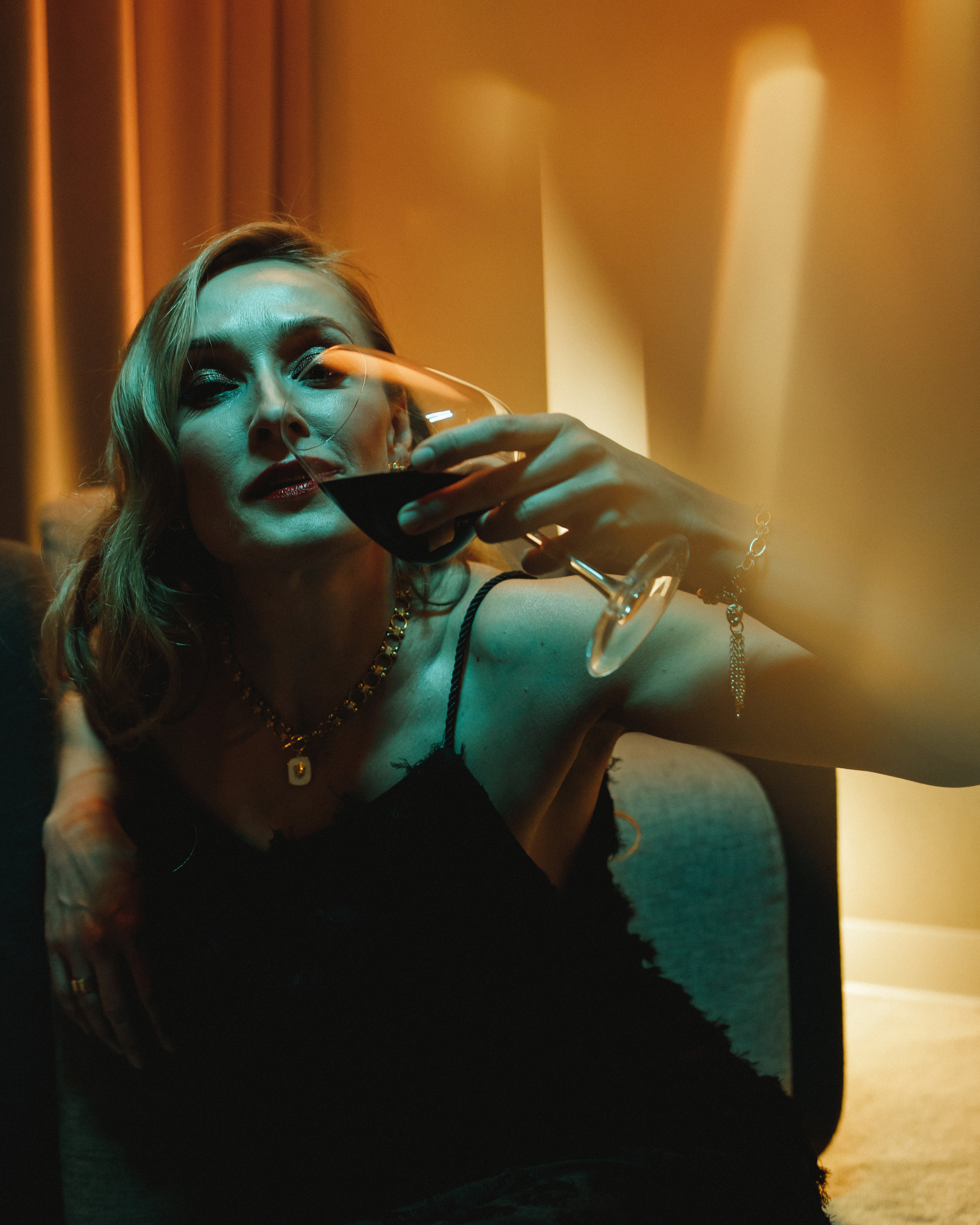 Woman and wine. Фотограф Андрей Куськало