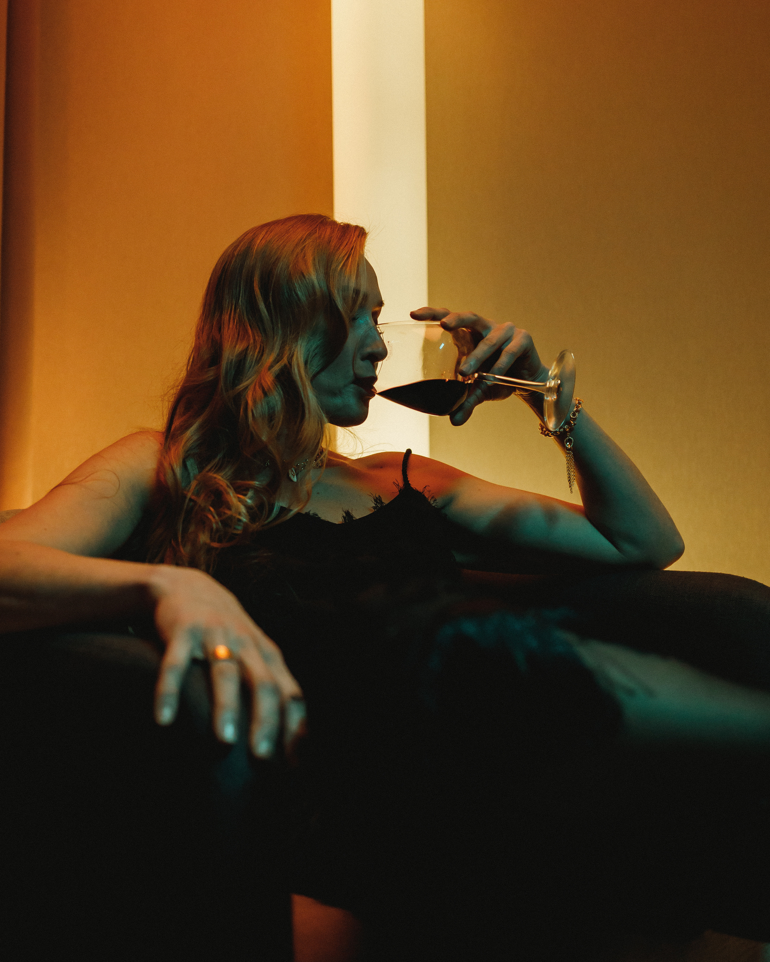 Woman and wine. Фотограф Андрей Куськало