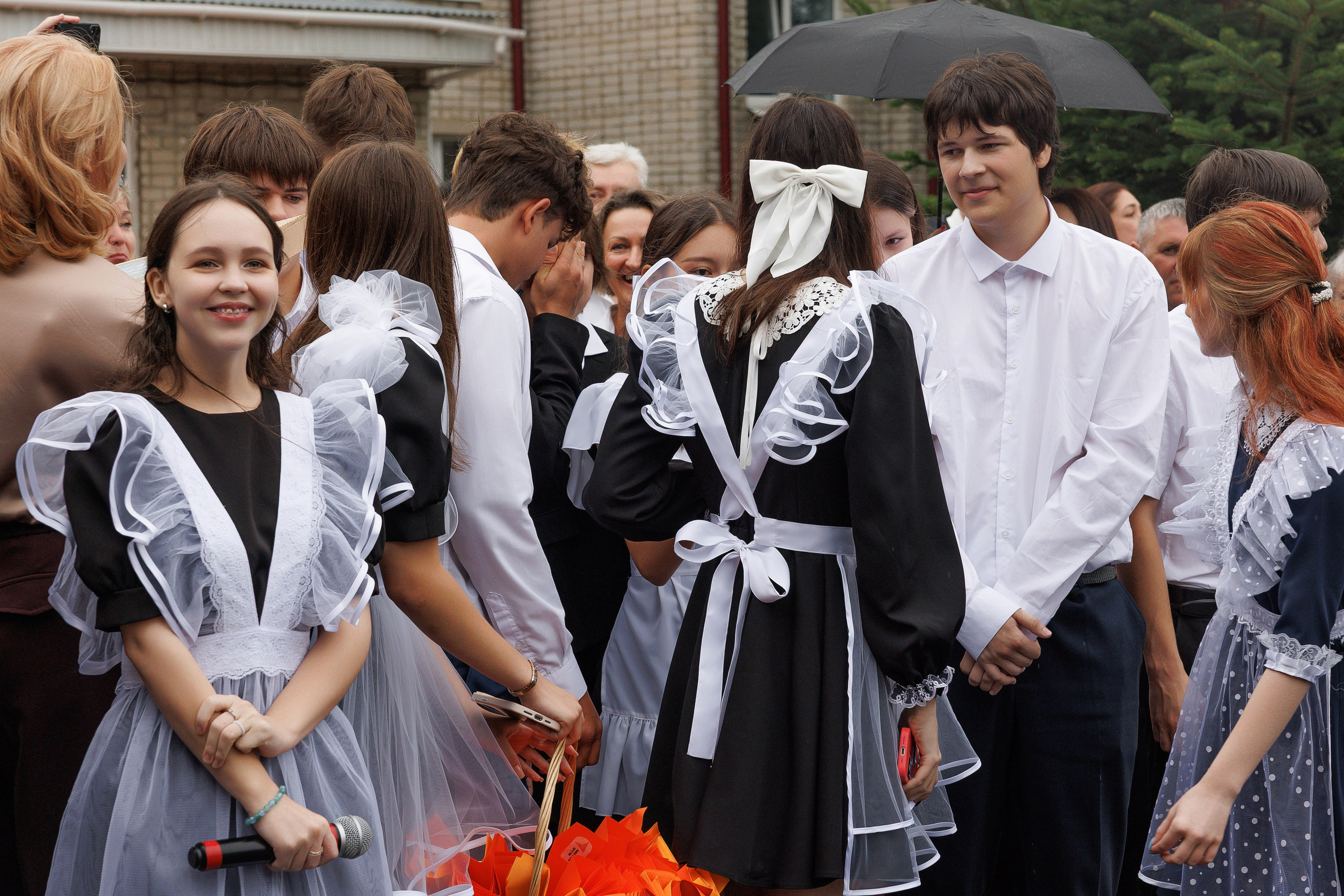 Линейка 11 клас Гимназия Артём. Photoalbum-vl.ru