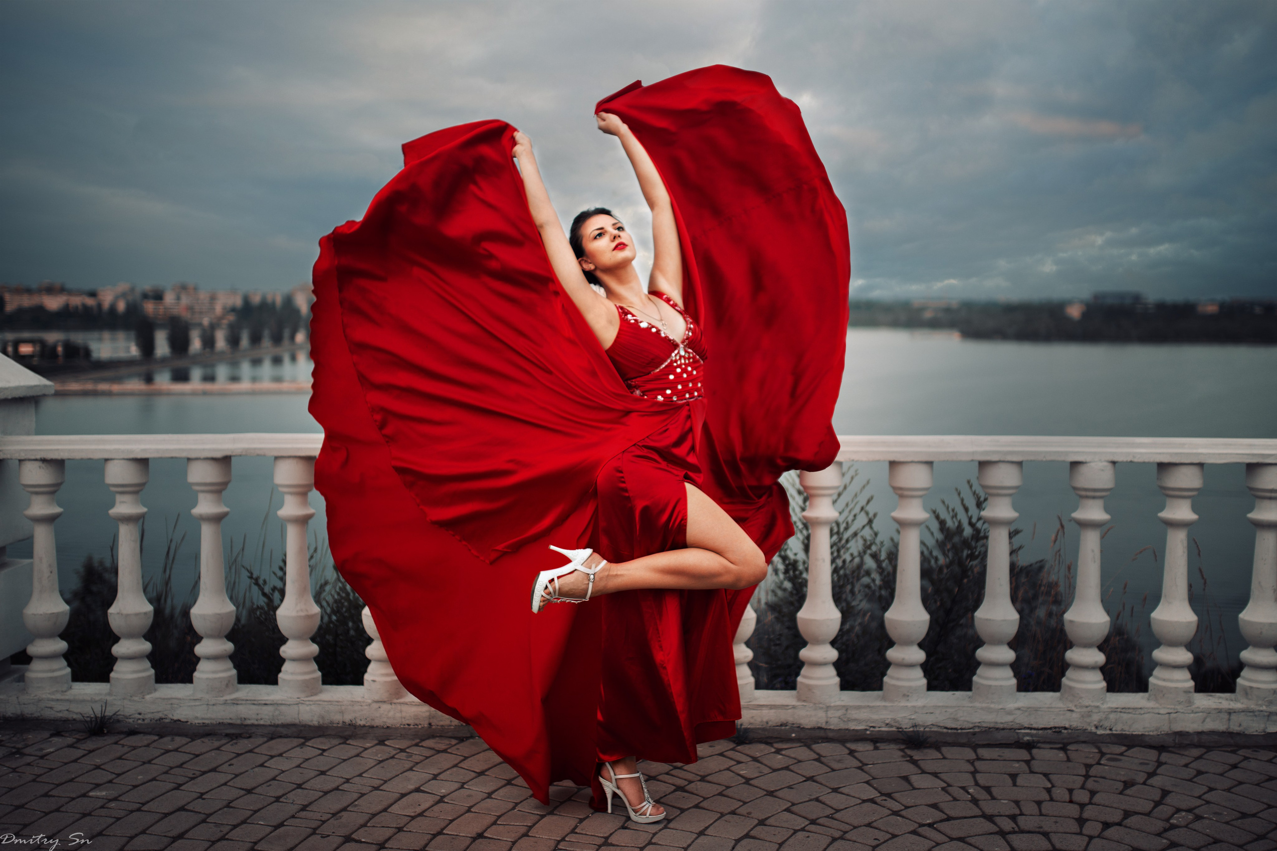 Фотосет на набережной Воронежа с Кристиной в красном платье в формате для «себя»