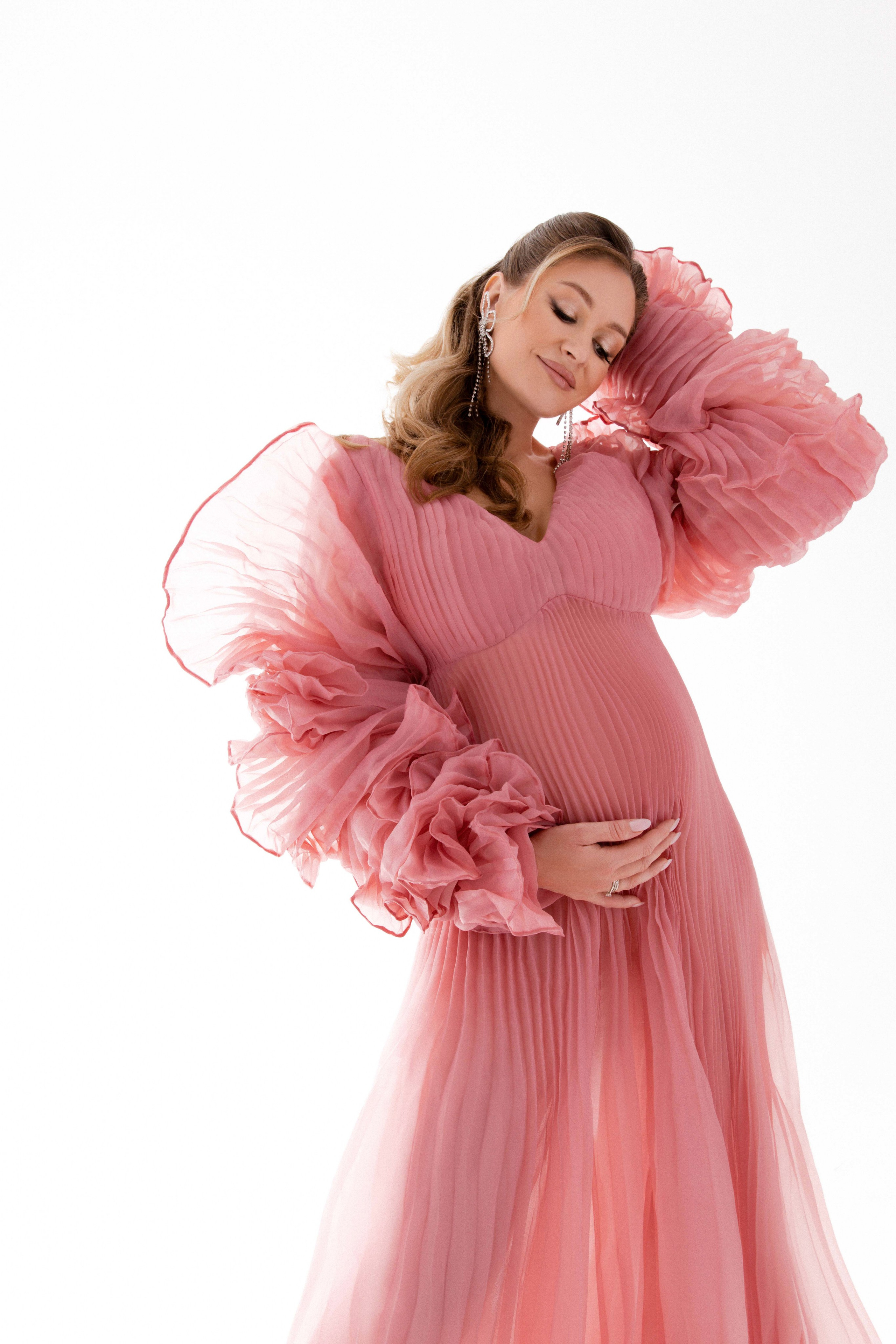 Анна. Фотосессия беременности на циклораме. Фотограф в Москве Ольга Сатони