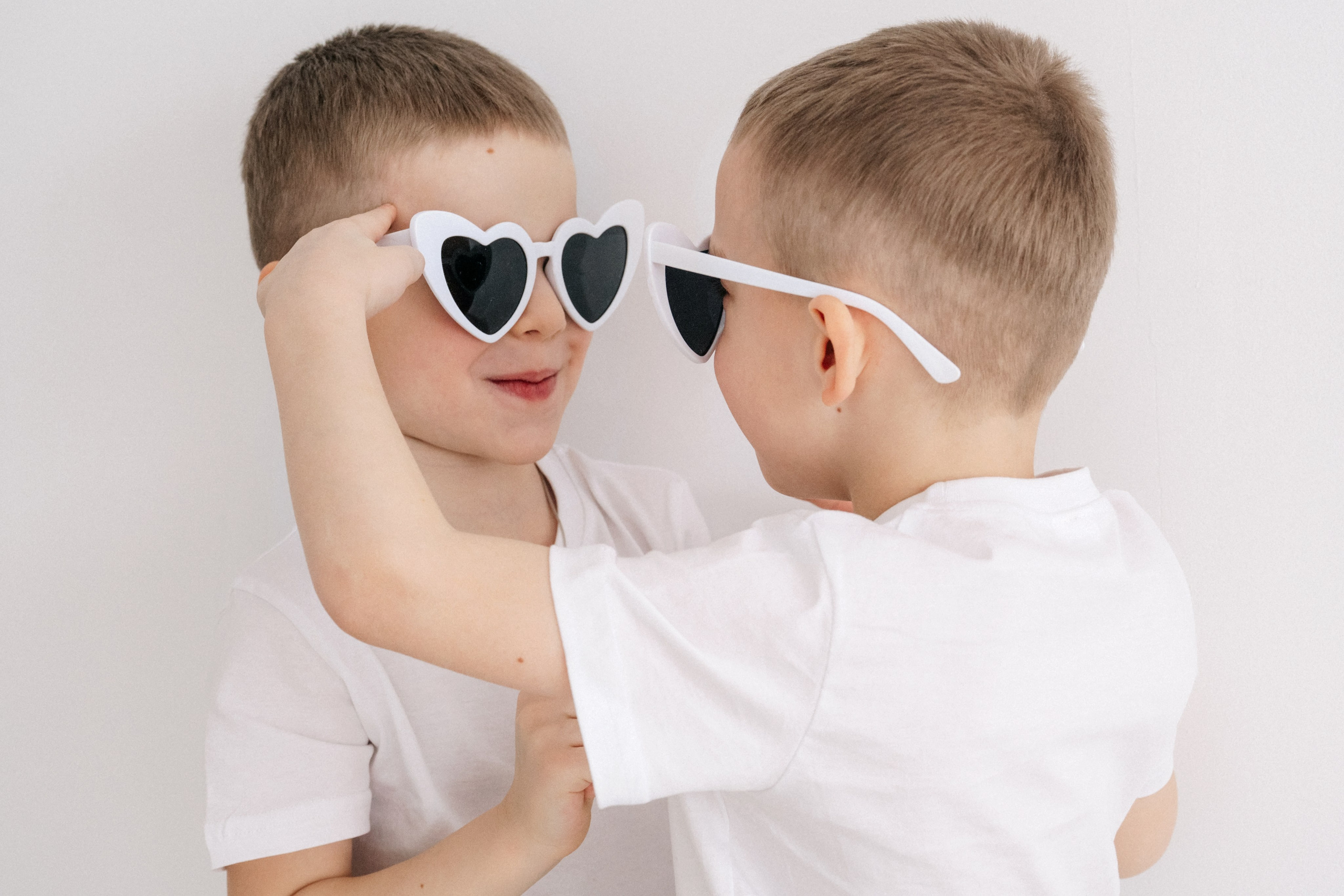 Семейная фотосессия мамы с сыновьями в фотостудии в Королёве. Свадебный и семейный фотограф Виктория Носачёва. Щелково, Москва и МО