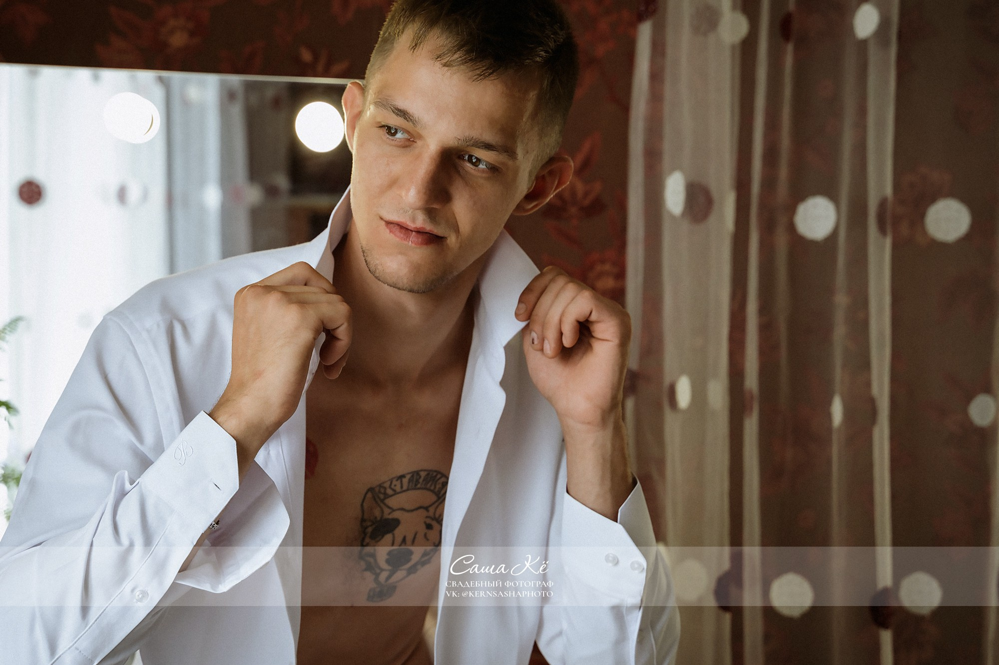 Жених нежно обнимает свою невесту в живописном сквере. Профессиональный фотограф из Новосибирска — Саша Кё.