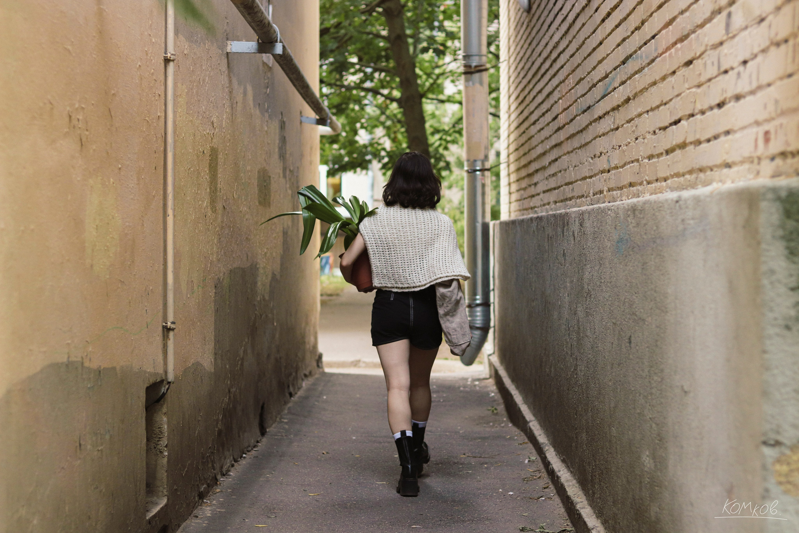 Матильда убегает от полиции между домов 