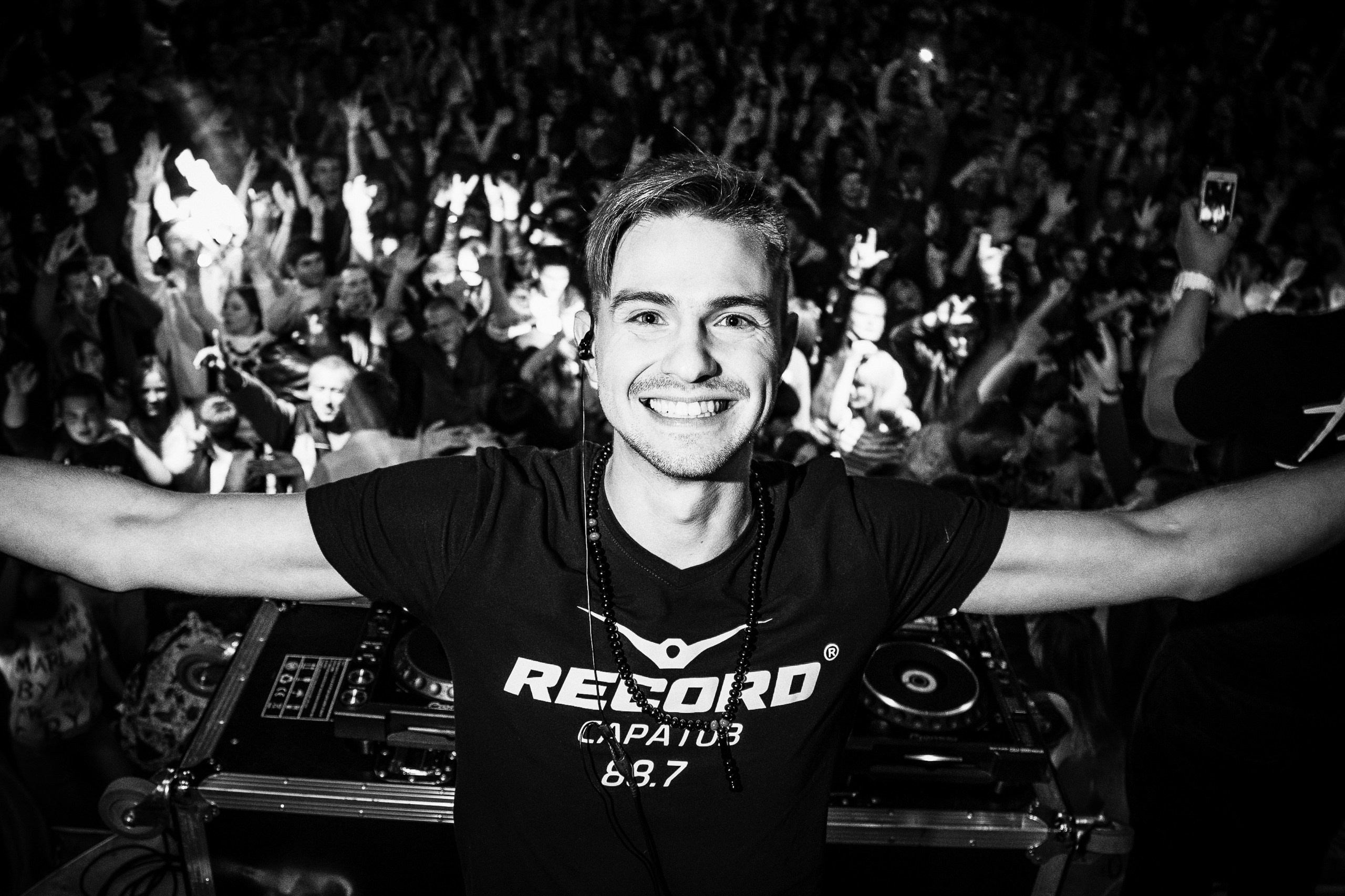 Фотография клуба: ди-джей за пультом в окружении танцующей толпы. День города Саратов. Nikita Rise