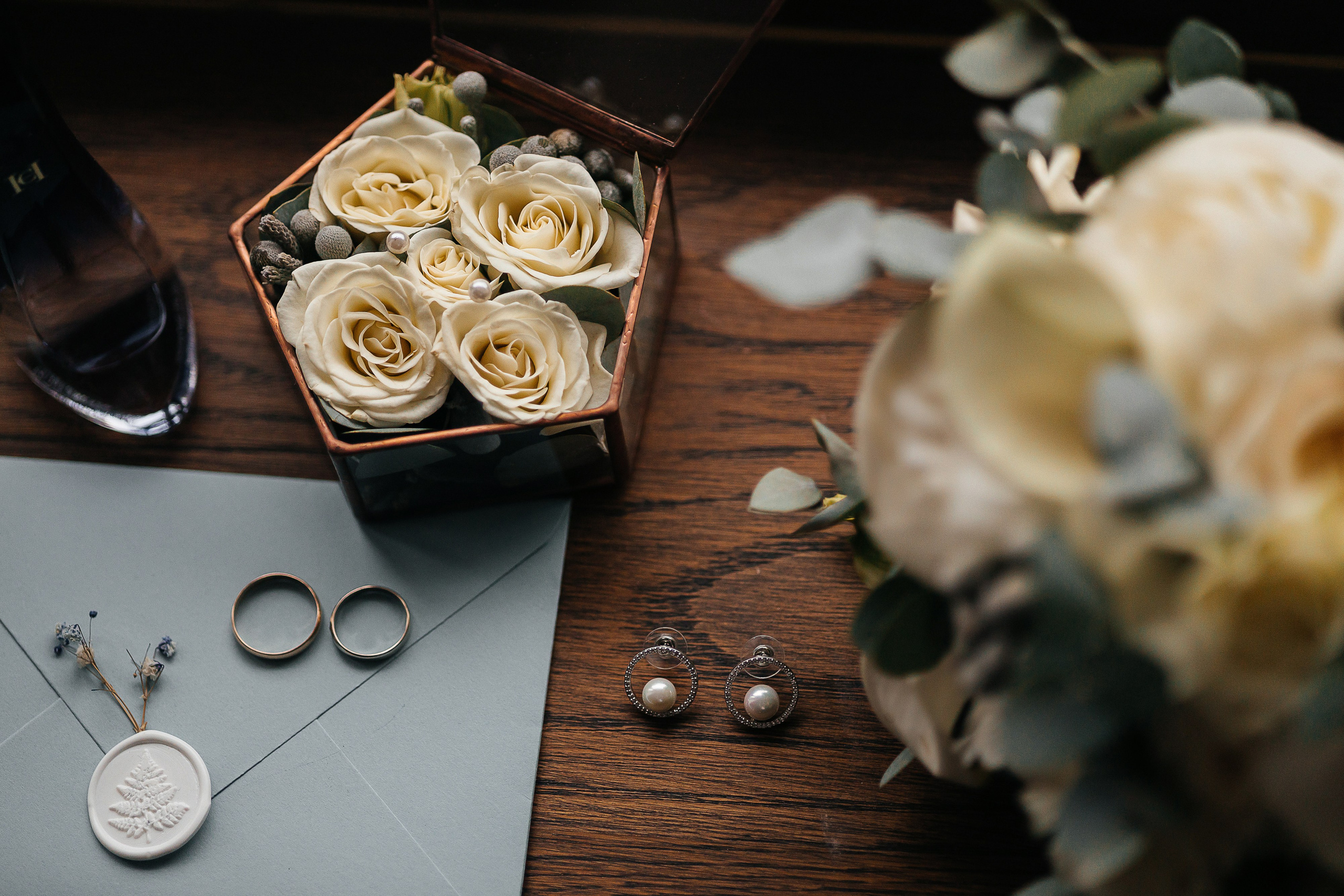 Трогательная выездная церемония в уютном дворике отеля. Олег Сверчков | Свадебный фотограф Вологда