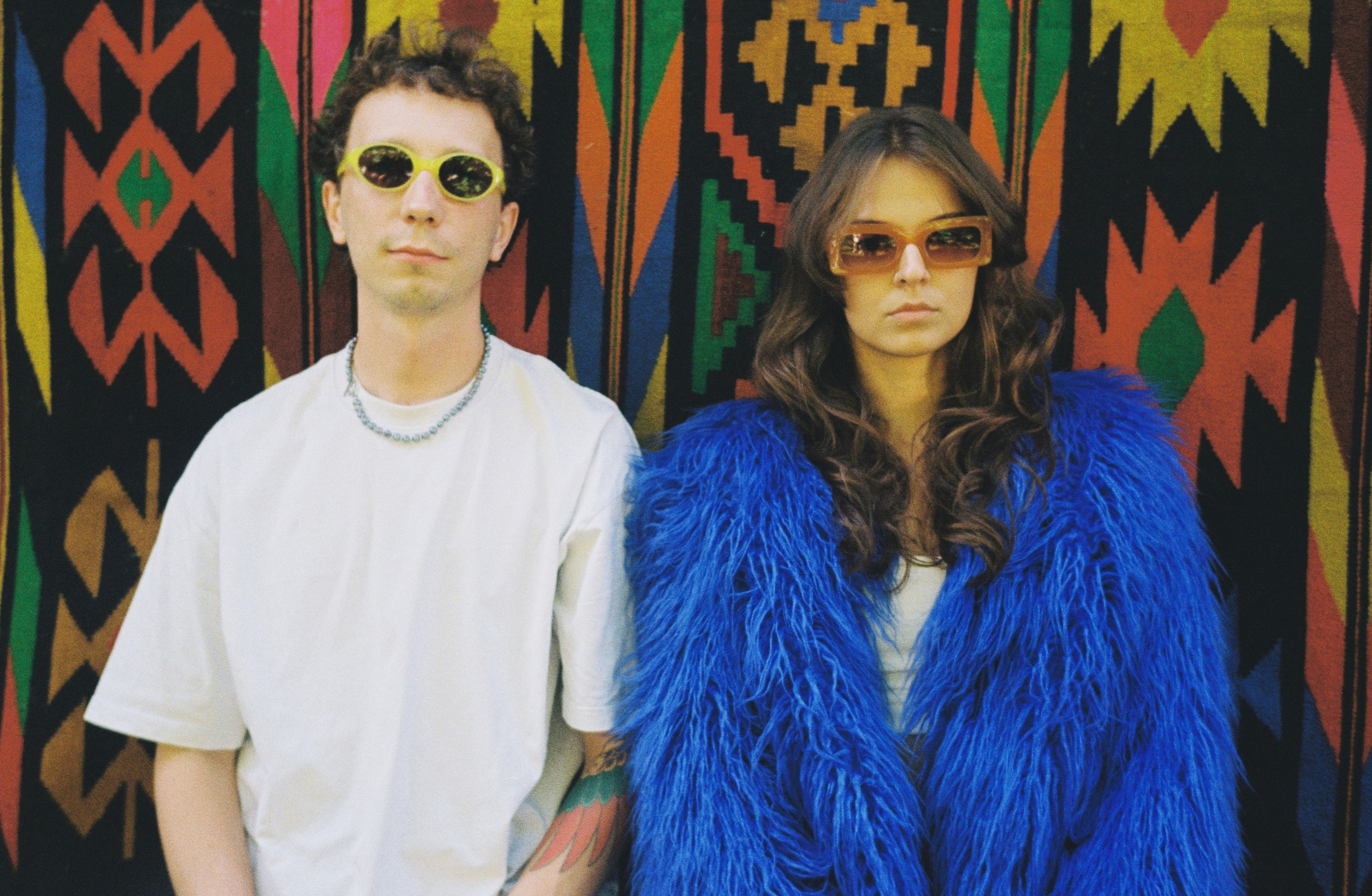 ПАРОЧКА В ЖЕЛТЫХ САПОЖКАХ С РАЙОНА